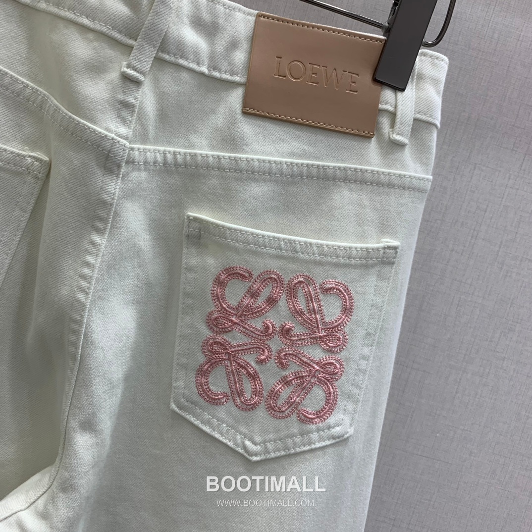 Wide Straight Denim Jeans with Back Pocket Embroidered Logo Blue Light Blue 백 포켓 자수 로고 와이드 스트레이트 데님 진 블루 라이트블루 6