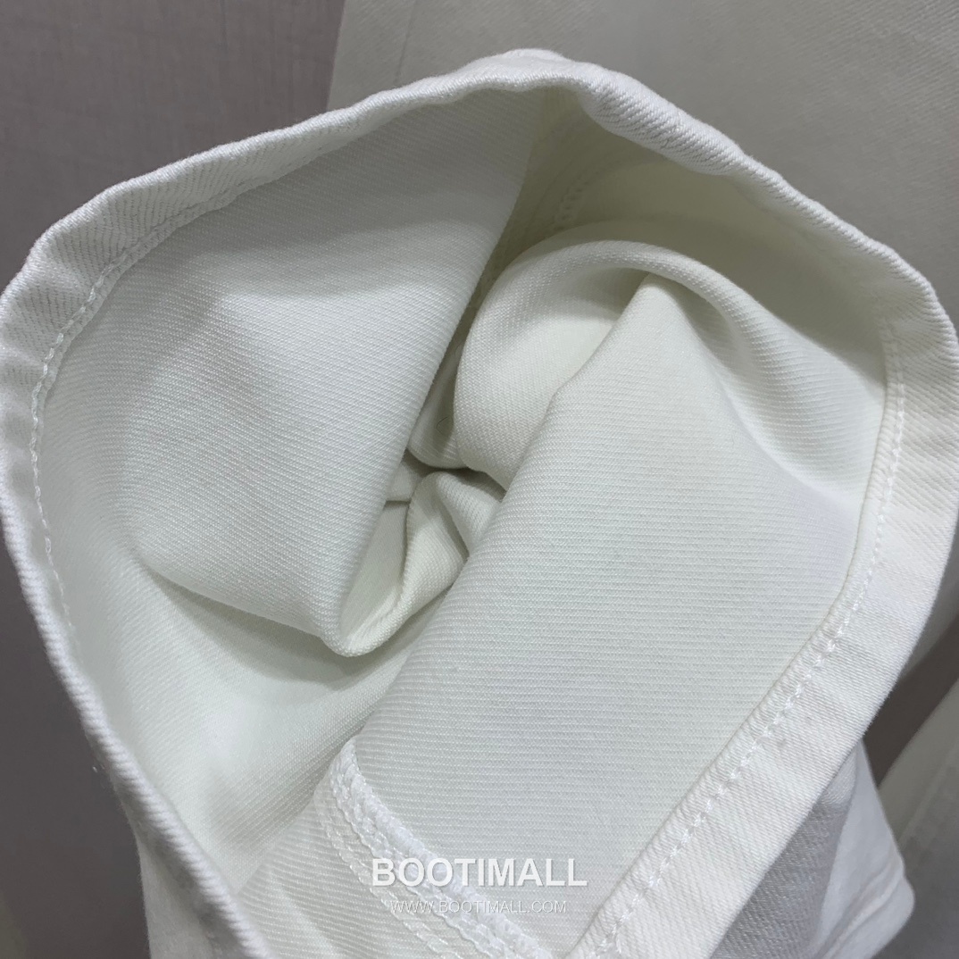 Wide Straight Denim Jeans with Back Pocket Embroidered Logo Blue Light Blue 백 포켓 자수 로고 와이드 스트레이트 데님 진 블루 라이트블루 7