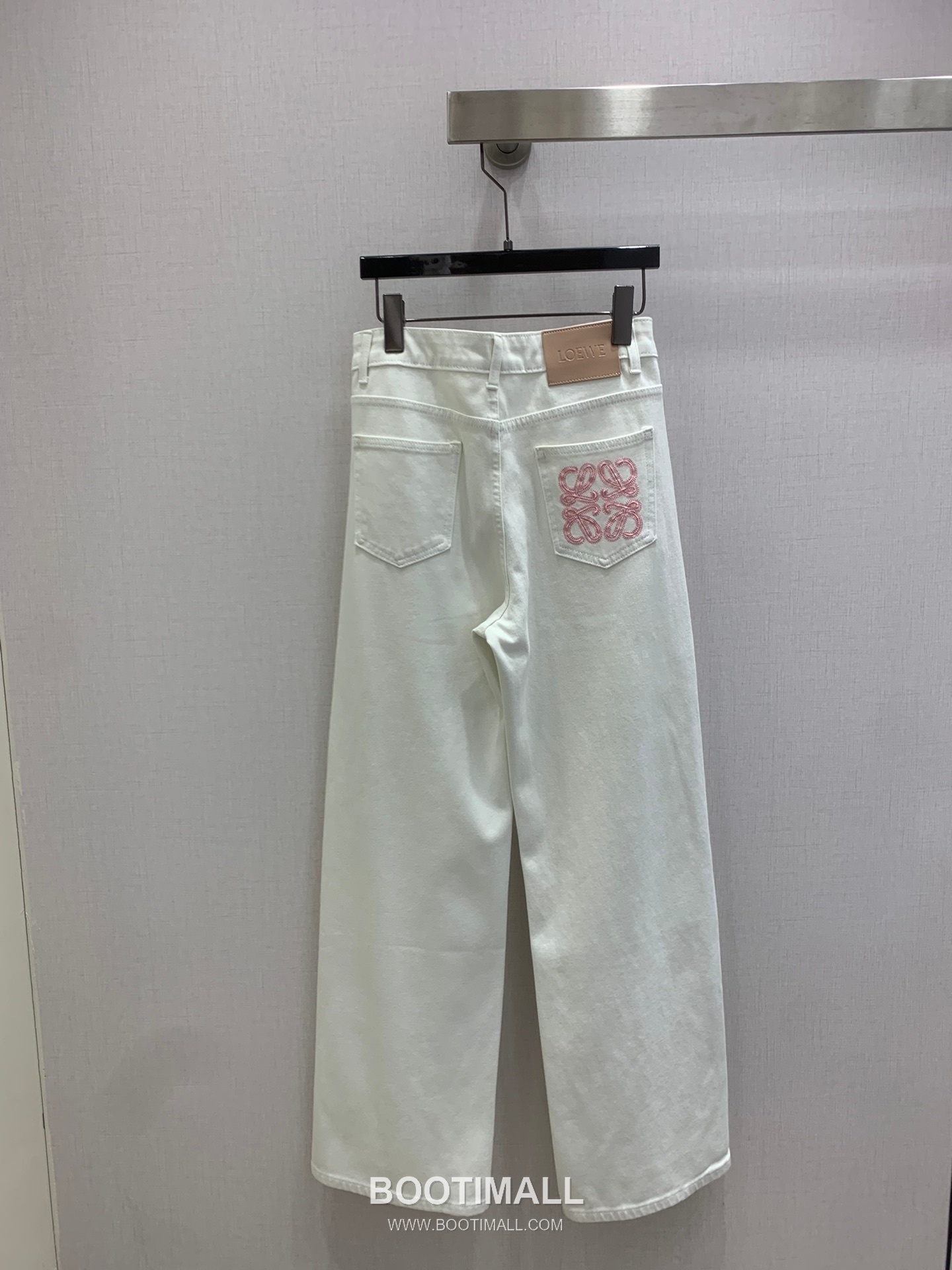 Wide Straight Denim Jeans with Back Pocket Embroidered Logo Blue Light Blue 백 포켓 자수 로고 와이드 스트레이트 데님 진 블루 라이트블루 9