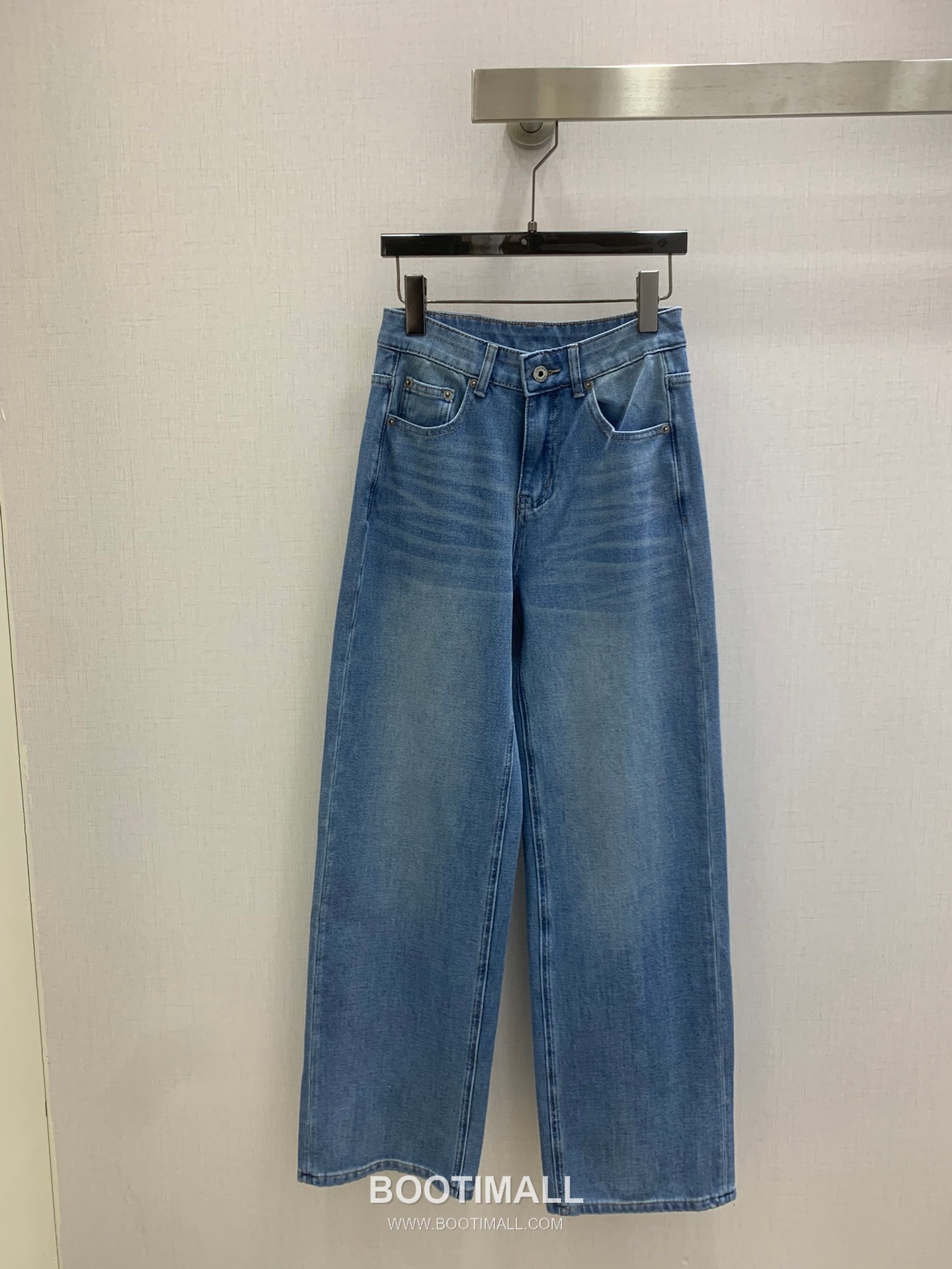 Wide Straight Denim Jeans with Back Pocket Embroidered Logo Blue Light Blue 백 포켓 자수 로고 와이드 스트레이트 데님 진 블루 라이트블루 1