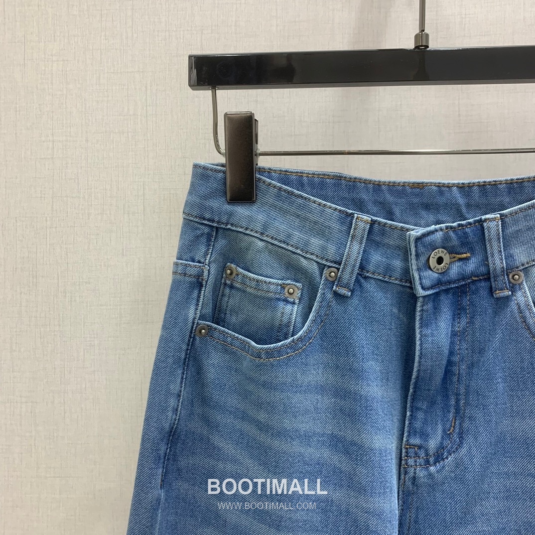 Wide Straight Denim Jeans with Back Pocket Embroidered Logo Blue Light Blue 백 포켓 자수 로고 와이드 스트레이트 데님 진 블루 라이트블루 2