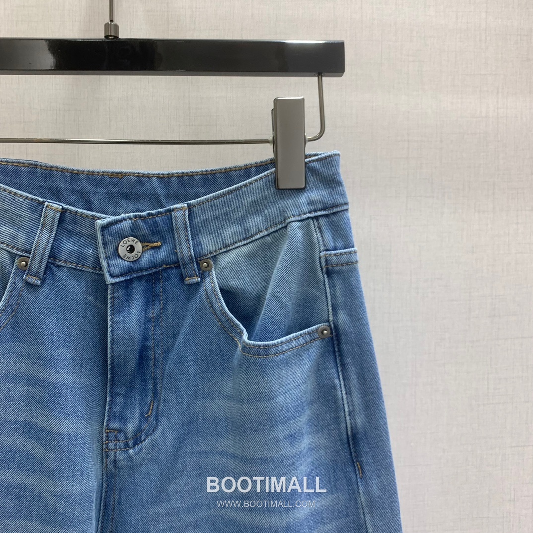 Wide Straight Denim Jeans with Back Pocket Embroidered Logo Blue Light Blue 백 포켓 자수 로고 와이드 스트레이트 데님 진 블루 라이트블루 3