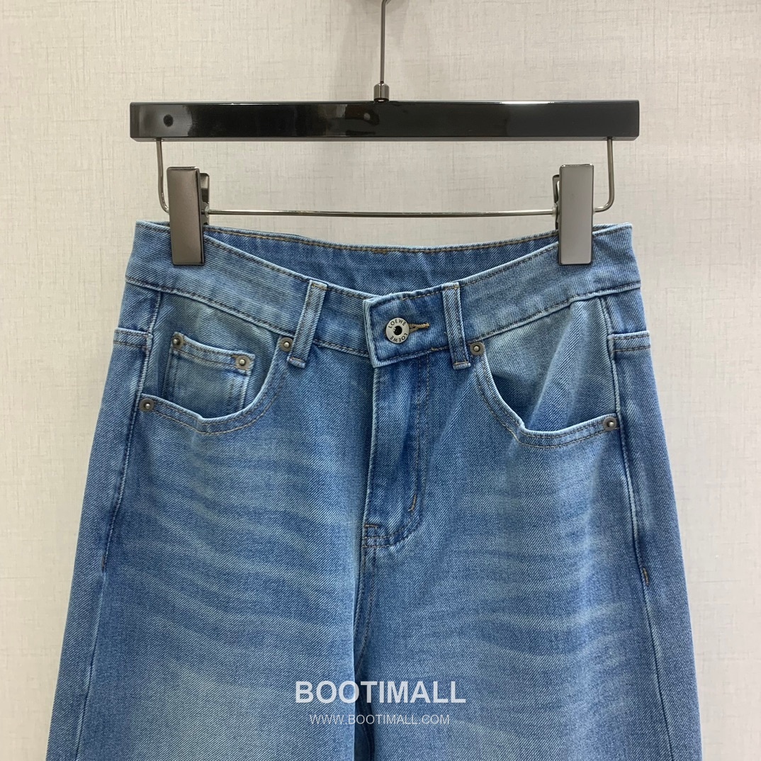 Wide Straight Denim Jeans with Back Pocket Embroidered Logo Blue Light Blue 백 포켓 자수 로고 와이드 스트레이트 데님 진 블루 라이트블루 4