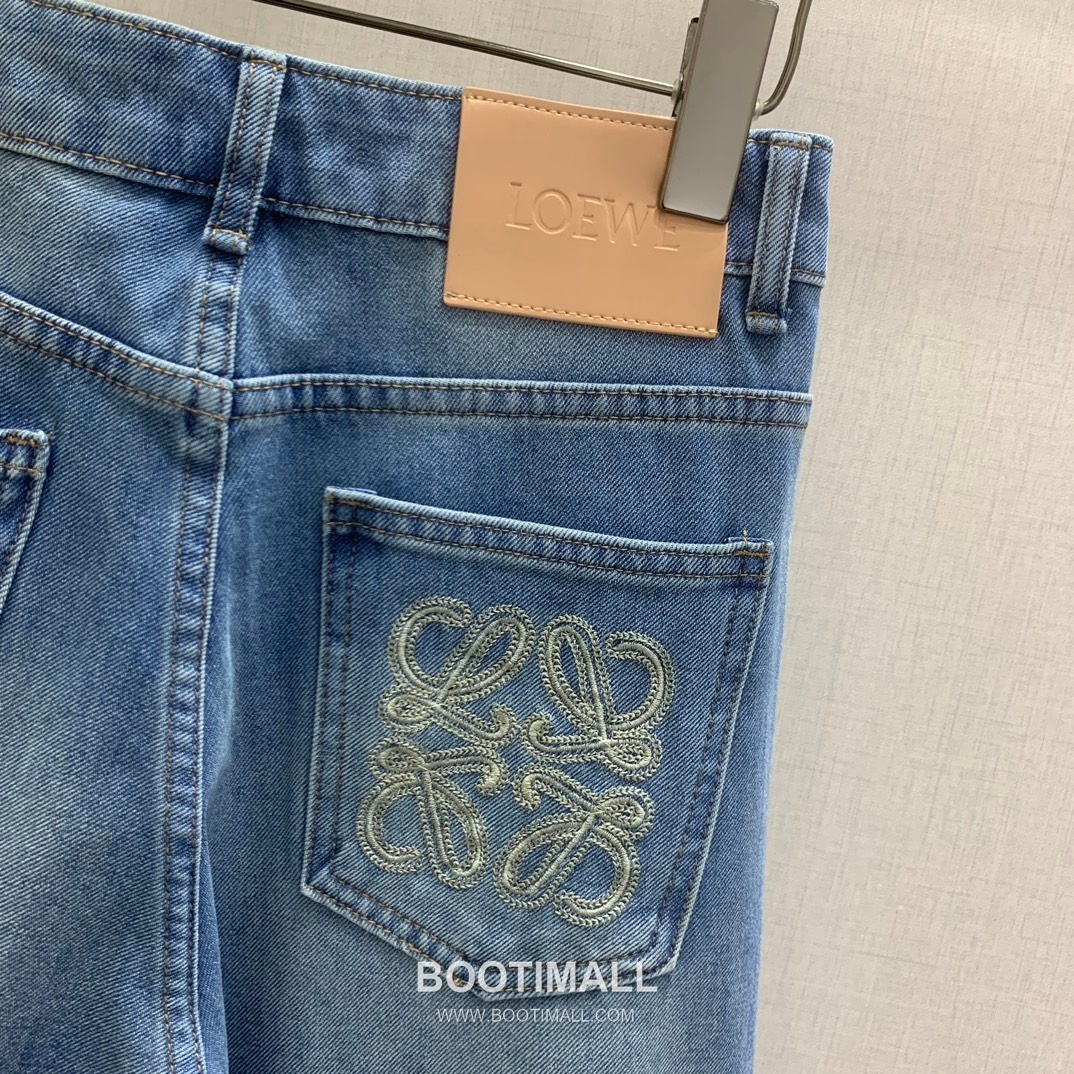 Wide Straight Denim Jeans with Back Pocket Embroidered Logo Blue Light Blue 백 포켓 자수 로고 와이드 스트레이트 데님 진 블루 라이트블루 6