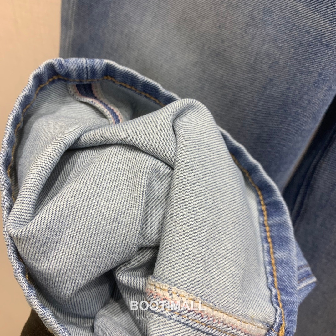 Wide Straight Denim Jeans with Back Pocket Embroidered Logo Blue Light Blue 백 포켓 자수 로고 와이드 스트레이트 데님 진 블루 라이트블루 7