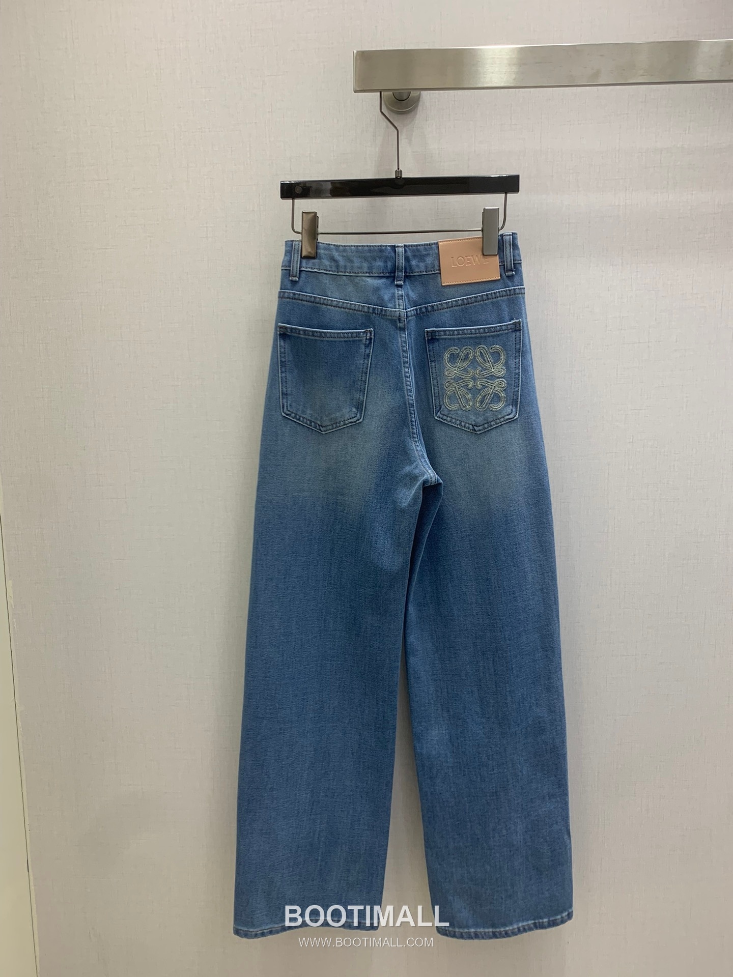 Wide Straight Denim Jeans with Back Pocket Embroidered Logo Blue Light Blue 백 포켓 자수 로고 와이드 스트레이트 데님 진 블루 라이트블루 9