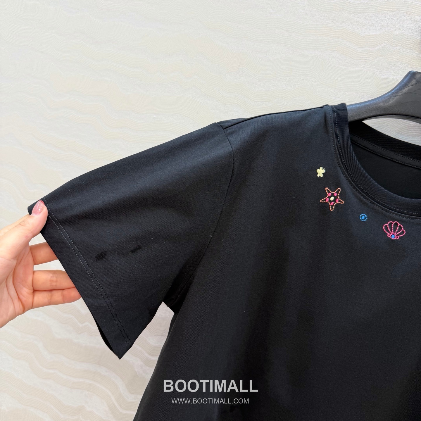 Cotton Embroidered Round Neck T-Shirt White 코튼 자수 라운드 넥 티셔츠 화이트 4