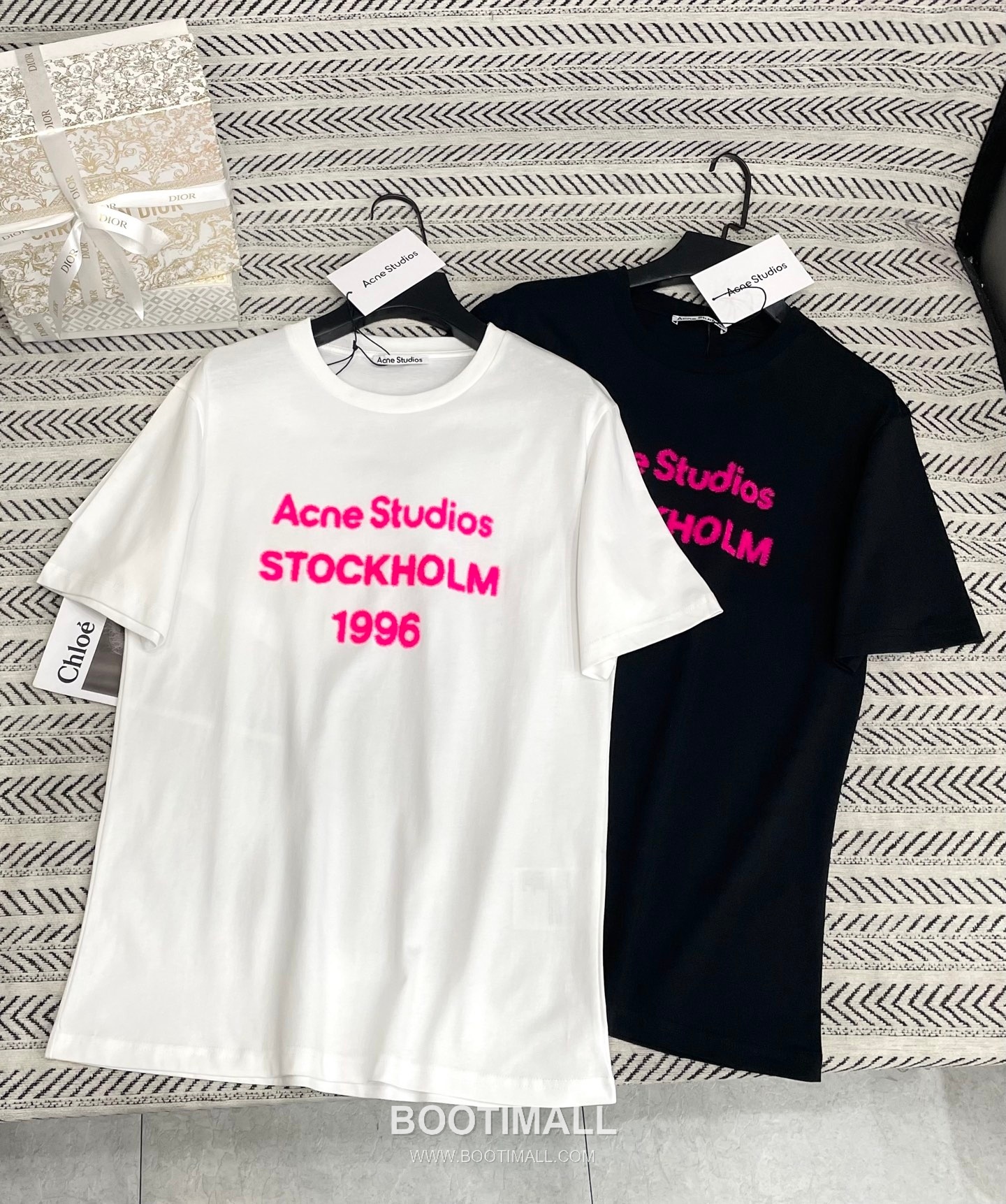 Acne Studios 26SS Fuzzy Logo Oversized T-Shirt White Black 아크네 스튜디오 26SS 퍼지 로고 오버사이즈 티셔츠 화이트 블랙 1