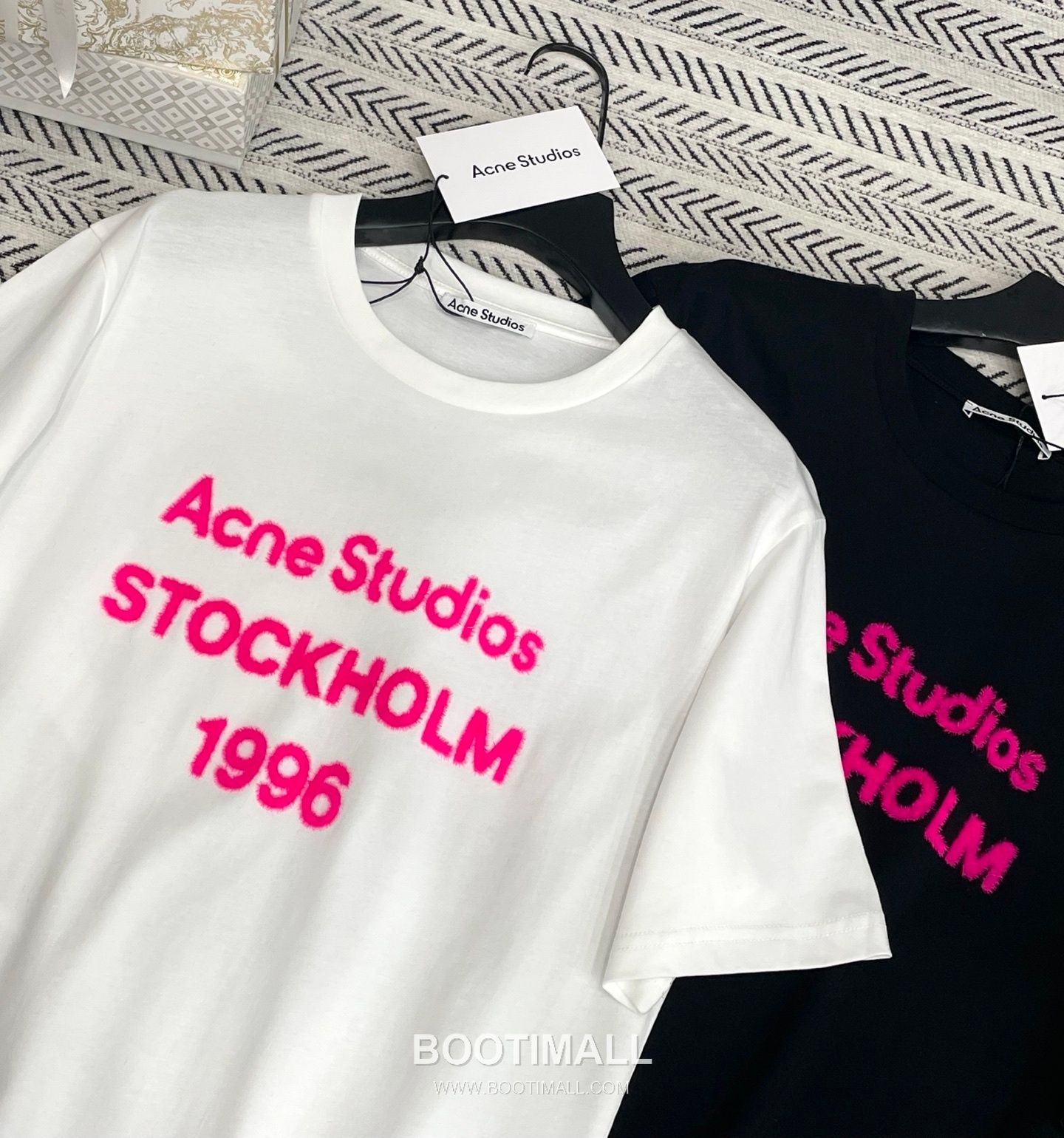 Acne Studios 26SS Fuzzy Logo Oversized T-Shirt White Black 아크네 스튜디오 26SS 퍼지 로고 오버사이즈 티셔츠 화이트 블랙 2
