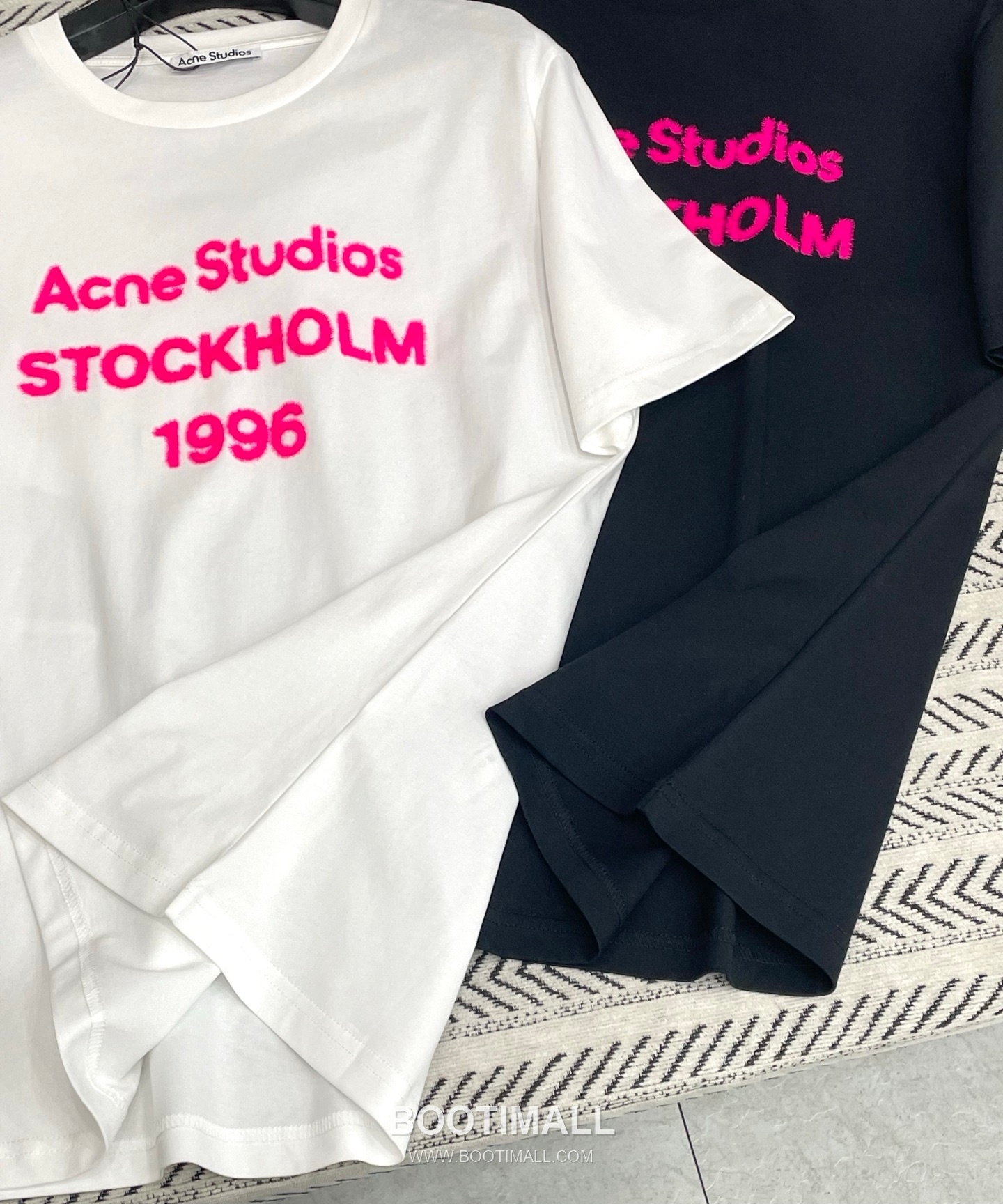 Acne Studios 26SS Fuzzy Logo Oversized T-Shirt White Black 아크네 스튜디오 26SS 퍼지 로고 오버사이즈 티셔츠 화이트 블랙 3