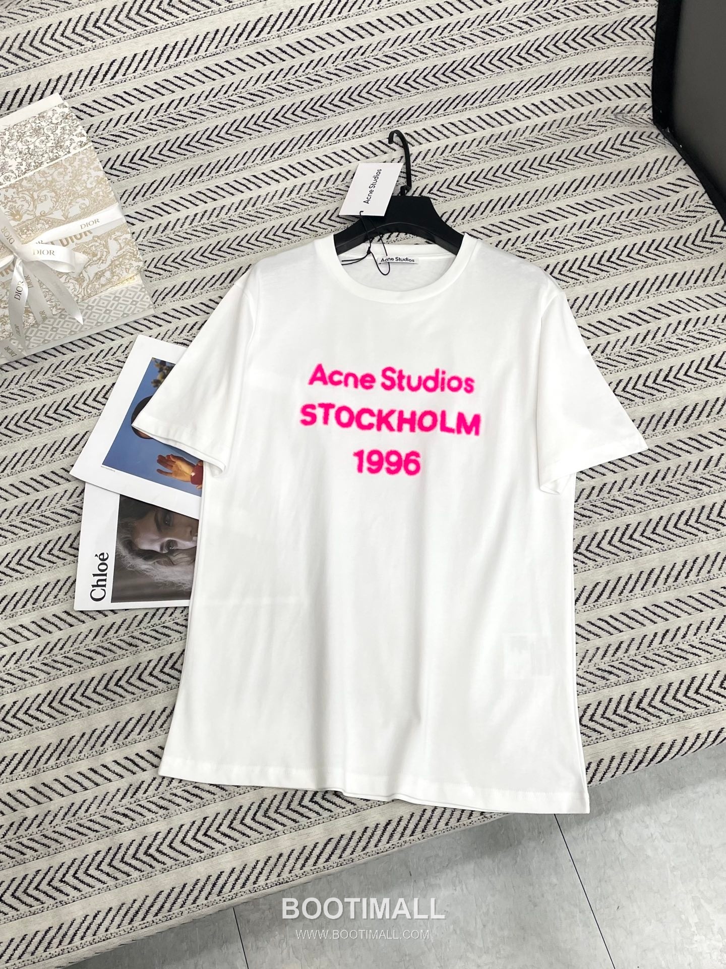 Acne Studios 26SS Fuzzy Logo Oversized T-Shirt White Black 아크네 스튜디오 26SS 퍼지 로고 오버사이즈 티셔츠 화이트 블랙 4