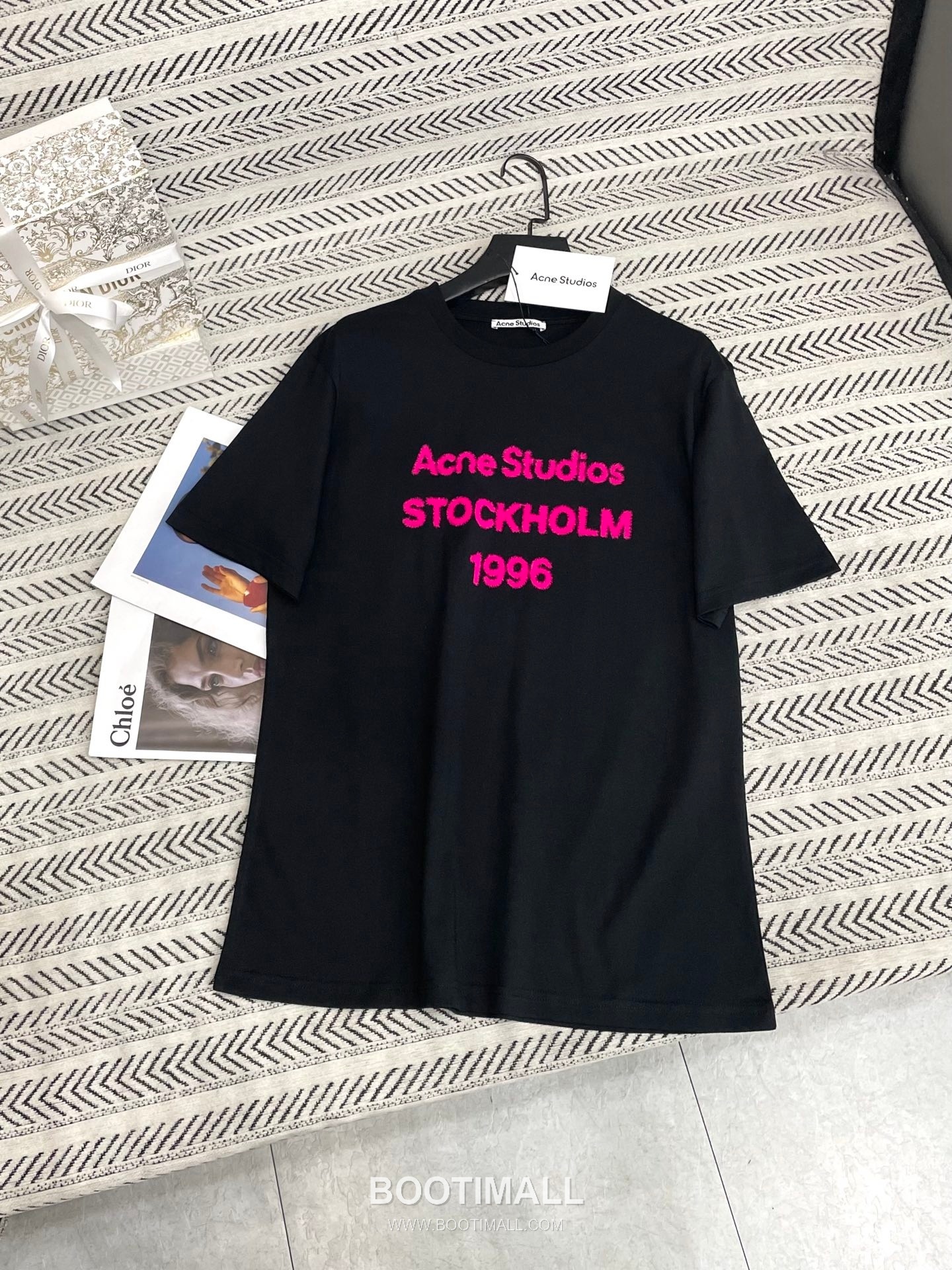 Acne Studios 26SS Fuzzy Logo Oversized T-Shirt White Black 아크네 스튜디오 26SS 퍼지 로고 오버사이즈 티셔츠 화이트 블랙 5