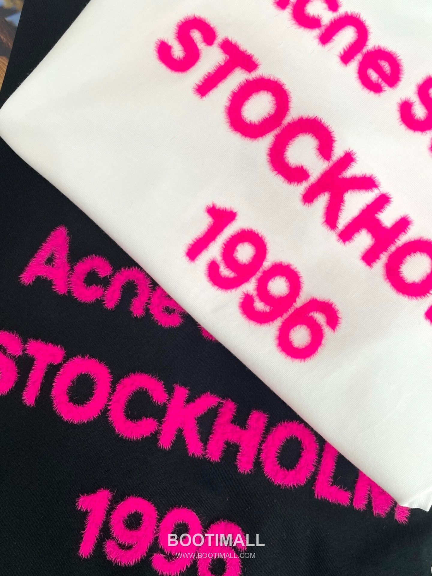 Acne Studios 26SS Fuzzy Logo Oversized T-Shirt White Black 아크네 스튜디오 26SS 퍼지 로고 오버사이즈 티셔츠 화이트 블랙 6