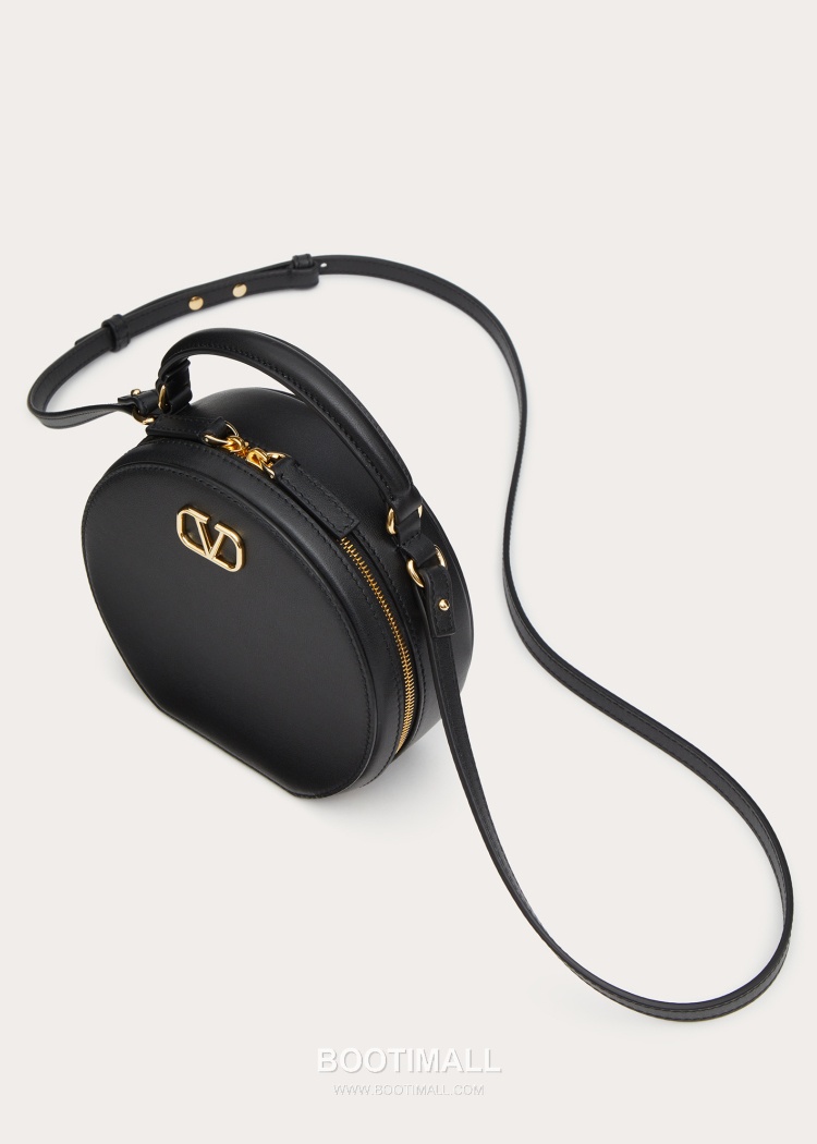 Valentino VLOGO Signature Round Crossbody Bag Black 발렌티노 브이로고 시그니처 라운드 크로스바디백 블랙 18cm 6