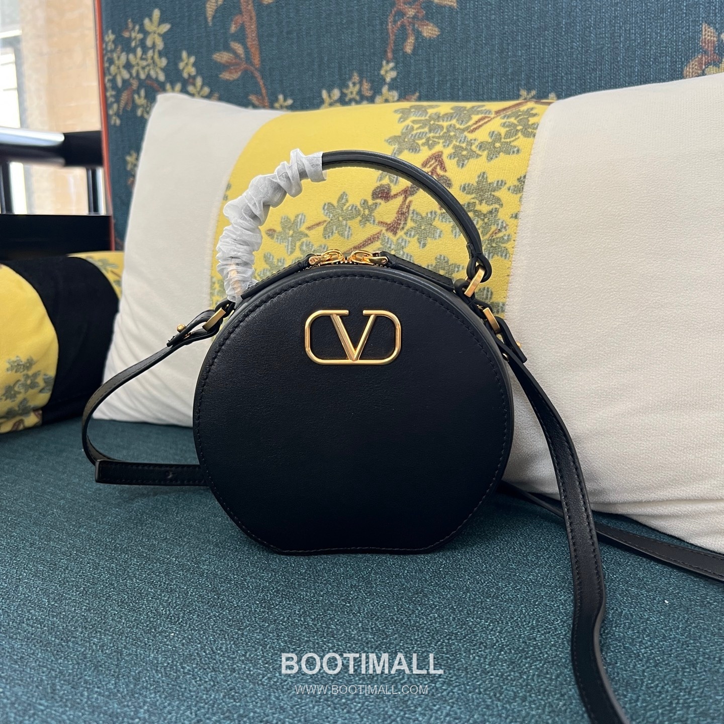 Valentino VLOGO Signature Round Crossbody Bag Black 발렌티노 브이로고 시그니처 라운드 크로스바디백 블랙 18cm 9