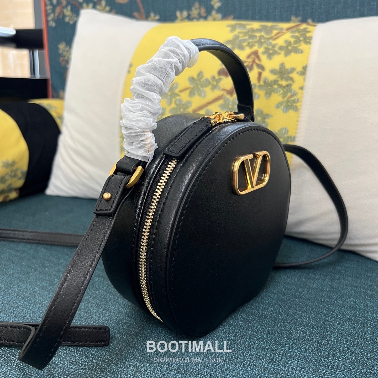 Valentino VLOGO Signature Round Crossbody Bag Black 발렌티노 브이로고 시그니처 라운드 크로스바디백 블랙 18cm 10