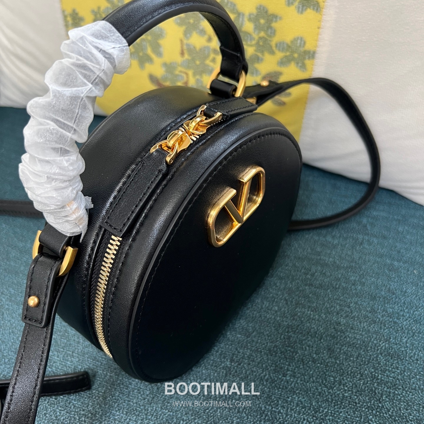 Valentino VLOGO Signature Round Crossbody Bag Black 발렌티노 브이로고 시그니처 라운드 크로스바디백 블랙 18cm 11