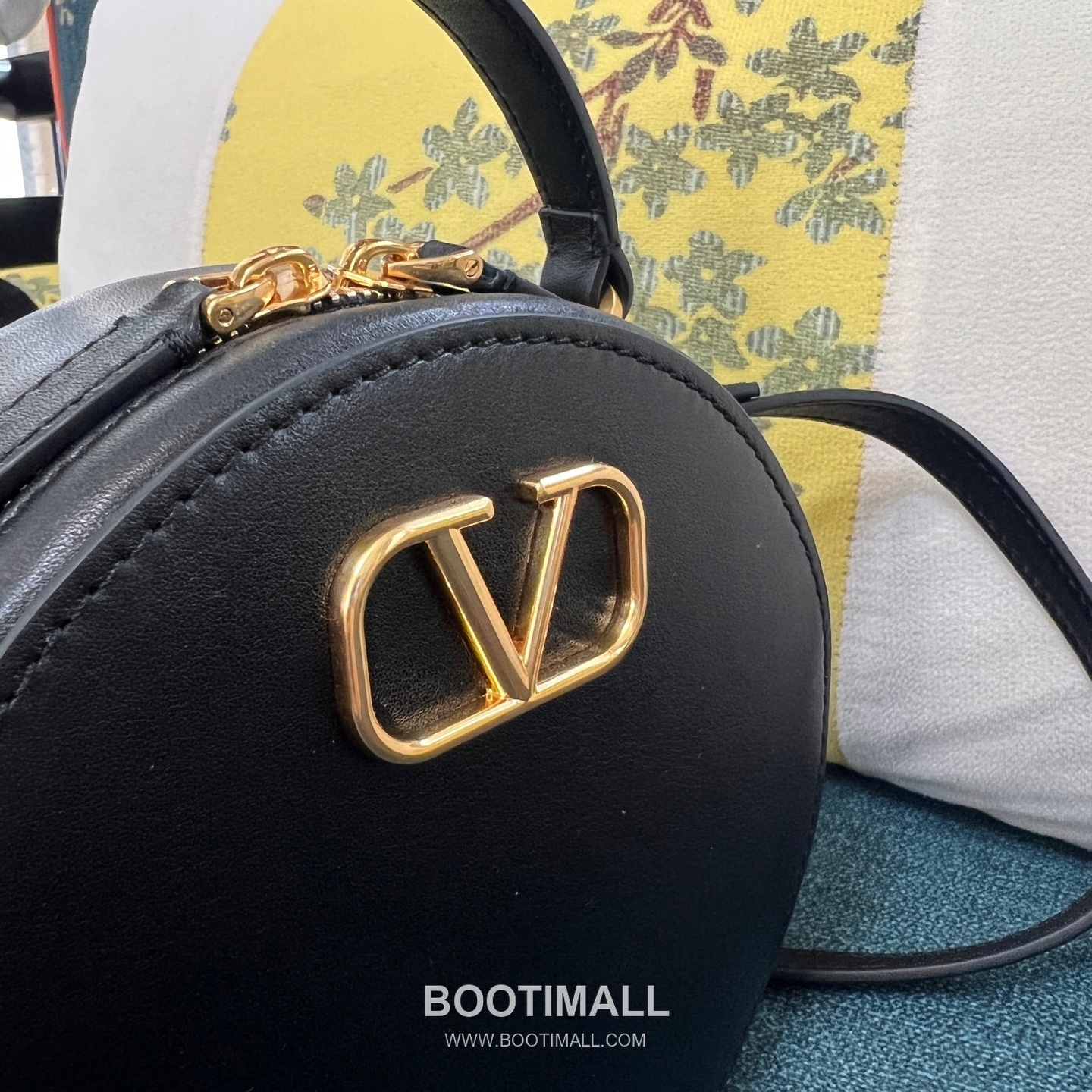 Valentino VLOGO Signature Round Crossbody Bag Black 발렌티노 브이로고 시그니처 라운드 크로스바디백 블랙 18cm 12