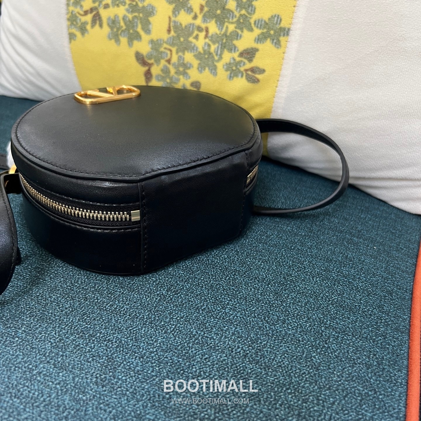 Valentino VLOGO Signature Round Crossbody Bag Black 발렌티노 브이로고 시그니처 라운드 크로스바디백 블랙 18cm 13