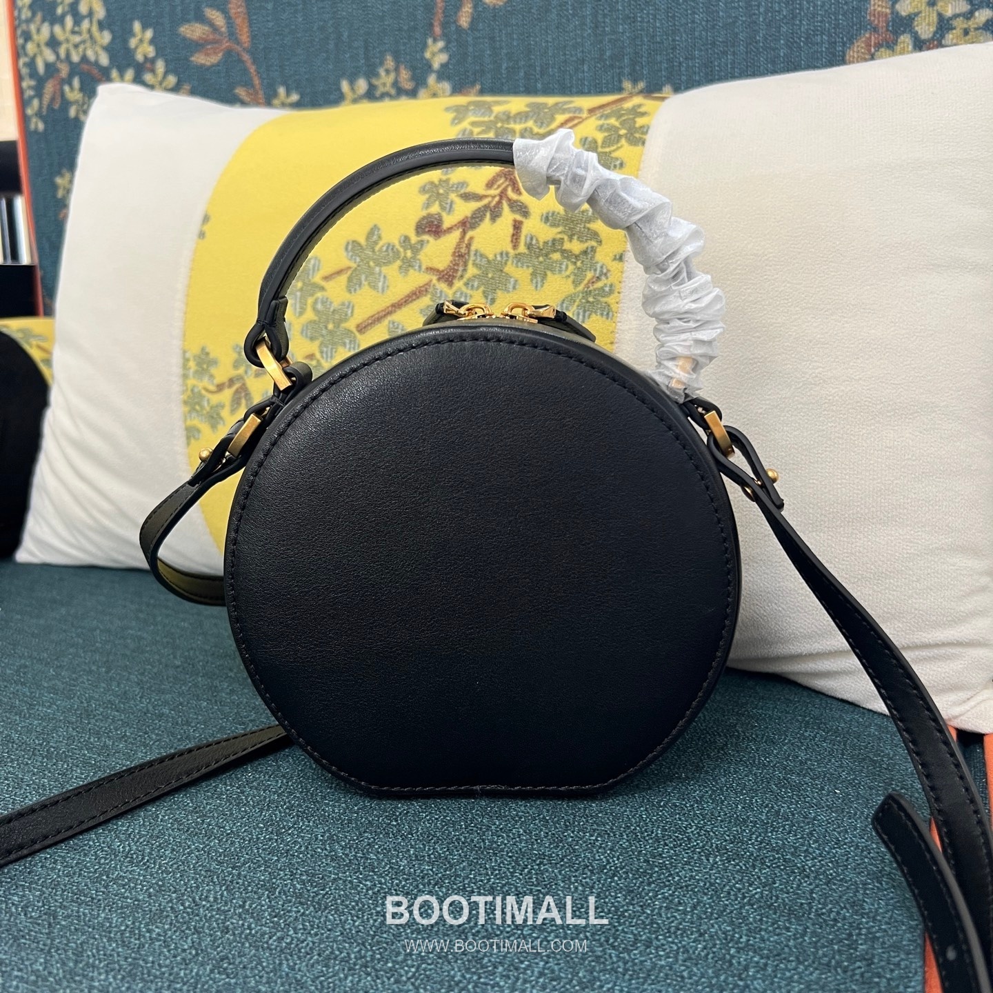 Valentino VLOGO Signature Round Crossbody Bag Black 발렌티노 브이로고 시그니처 라운드 크로스바디백 블랙 18cm 15