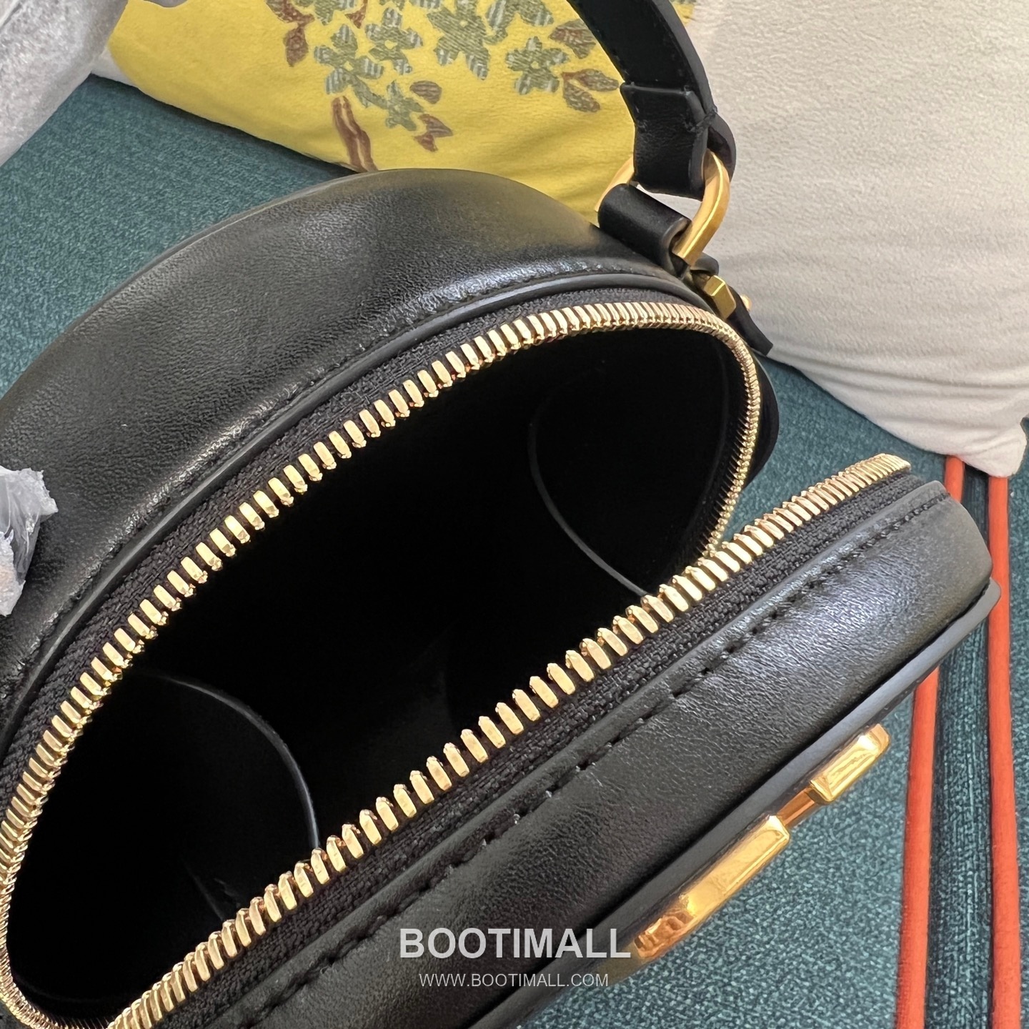 Valentino VLOGO Signature Round Crossbody Bag Black 발렌티노 브이로고 시그니처 라운드 크로스바디백 블랙 18cm 16