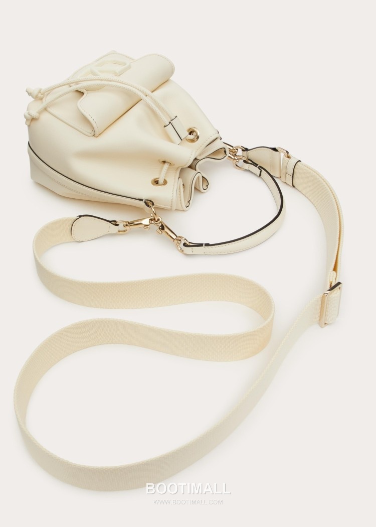 Valentino VLOGO Signature Leather Bucket Bag Ivory 발렌티노 브이로고 시그니처 레더 버킷백 아이보리 숄더백 21cm 5