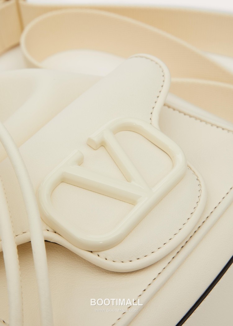 Valentino VLOGO Signature Leather Bucket Bag Ivory 발렌티노 브이로고 시그니처 레더 버킷백 아이보리 숄더백 21cm 7