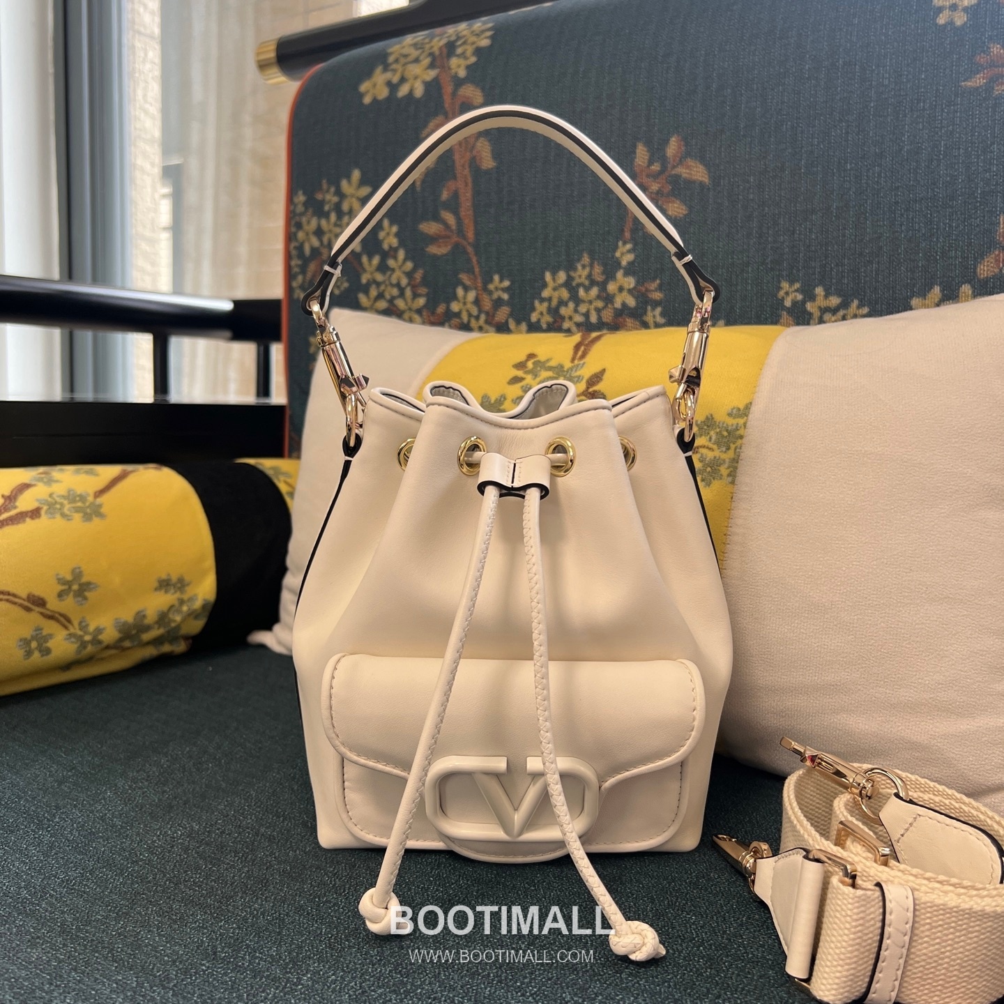 Valentino VLOGO Signature Leather Bucket Bag Ivory 발렌티노 브이로고 시그니처 레더 버킷백 아이보리 숄더백 21cm 8