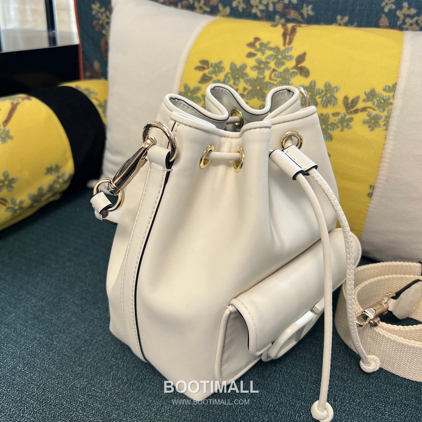 Valentino VLOGO Signature Leather Bucket Bag Ivory 발렌티노 브이로고 시그니처 레더 버킷백 아이보리 숄더백 21cm 9