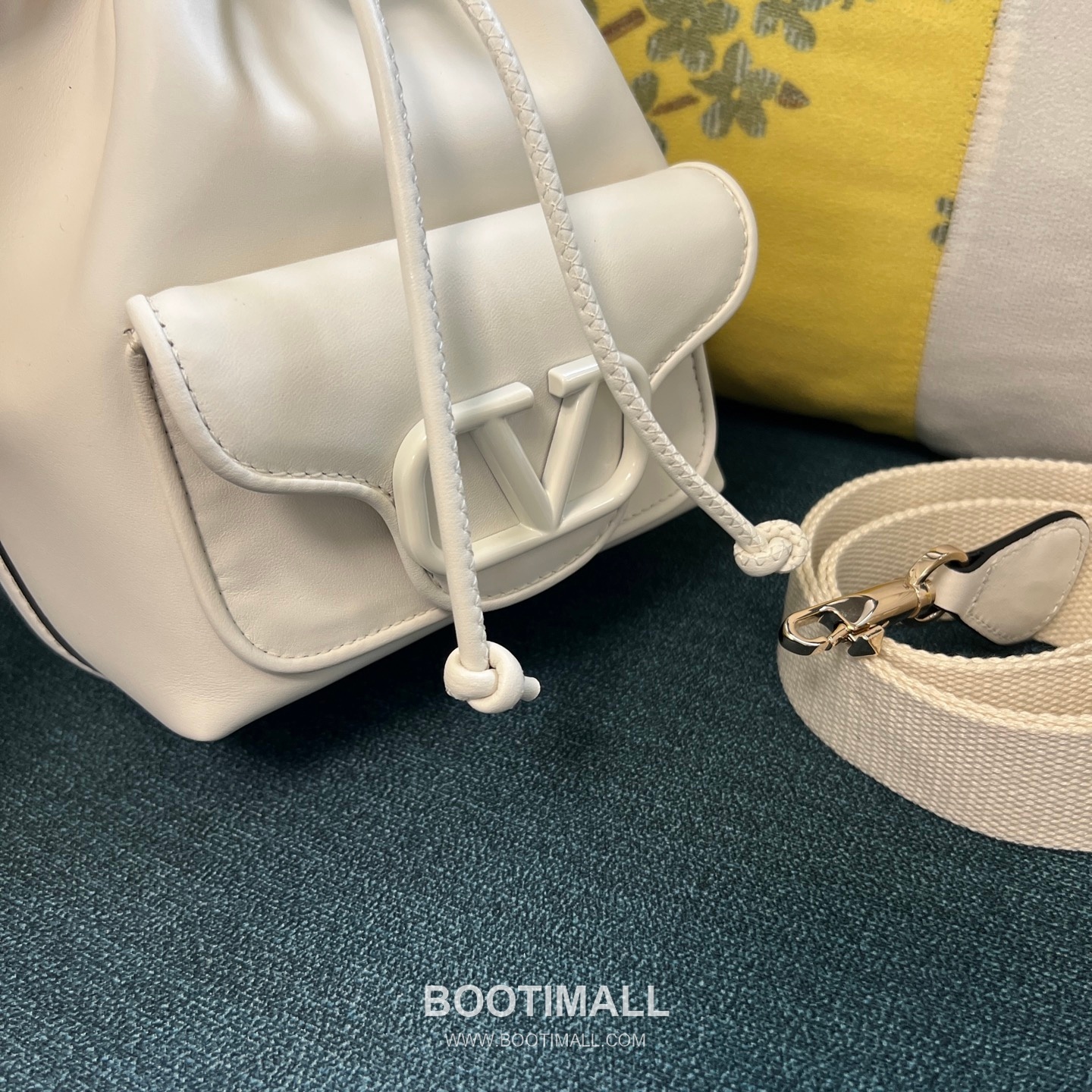 Valentino VLOGO Signature Leather Bucket Bag Ivory 발렌티노 브이로고 시그니처 레더 버킷백 아이보리 숄더백 21cm 10