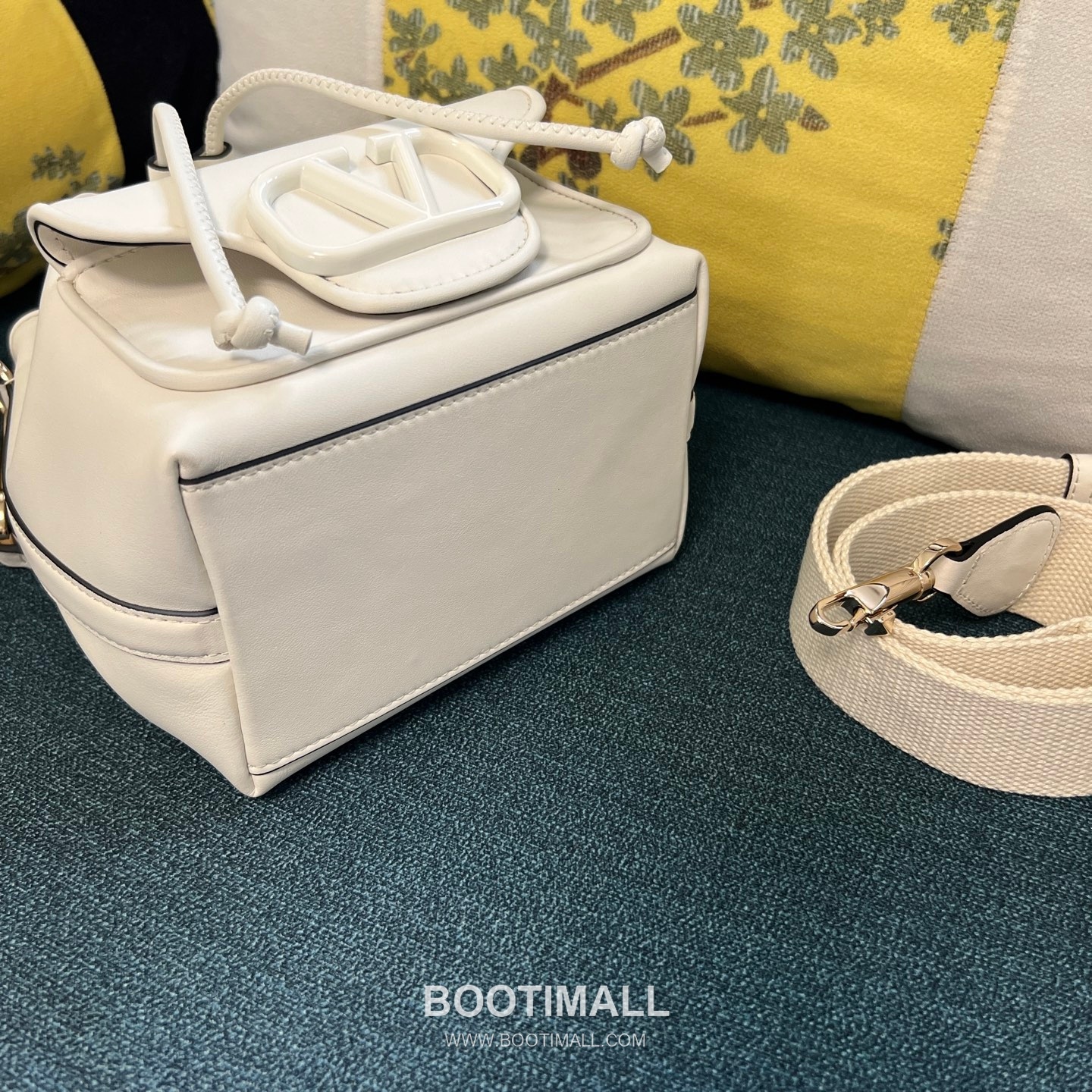 Valentino VLOGO Signature Leather Bucket Bag Ivory 발렌티노 브이로고 시그니처 레더 버킷백 아이보리 숄더백 21cm 11