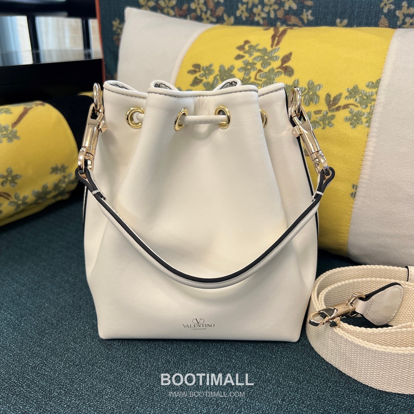 Valentino VLOGO Signature Leather Bucket Bag Ivory 발렌티노 브이로고 시그니처 레더 버킷백 아이보리 숄더백 21cm 12