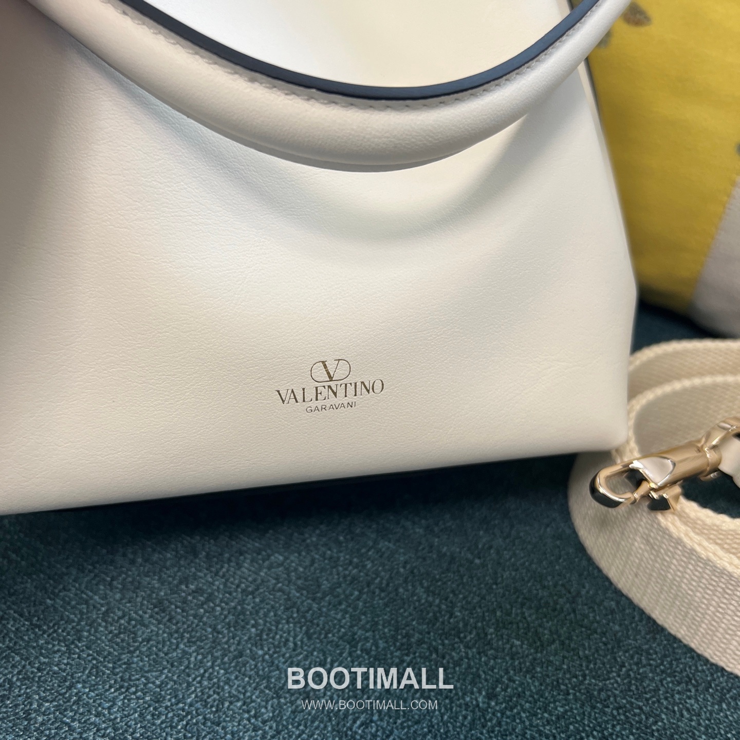Valentino VLOGO Signature Leather Bucket Bag Ivory 발렌티노 브이로고 시그니처 레더 버킷백 아이보리 숄더백 21cm 13