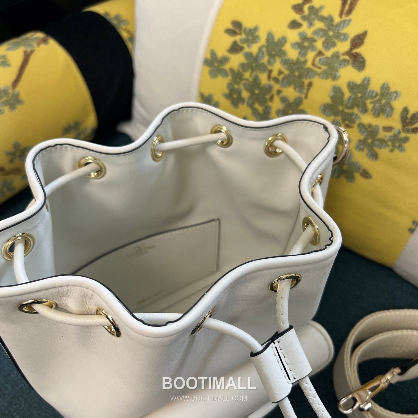 Valentino VLOGO Signature Leather Bucket Bag Ivory 발렌티노 브이로고 시그니처 레더 버킷백 아이보리 숄더백 21cm 14