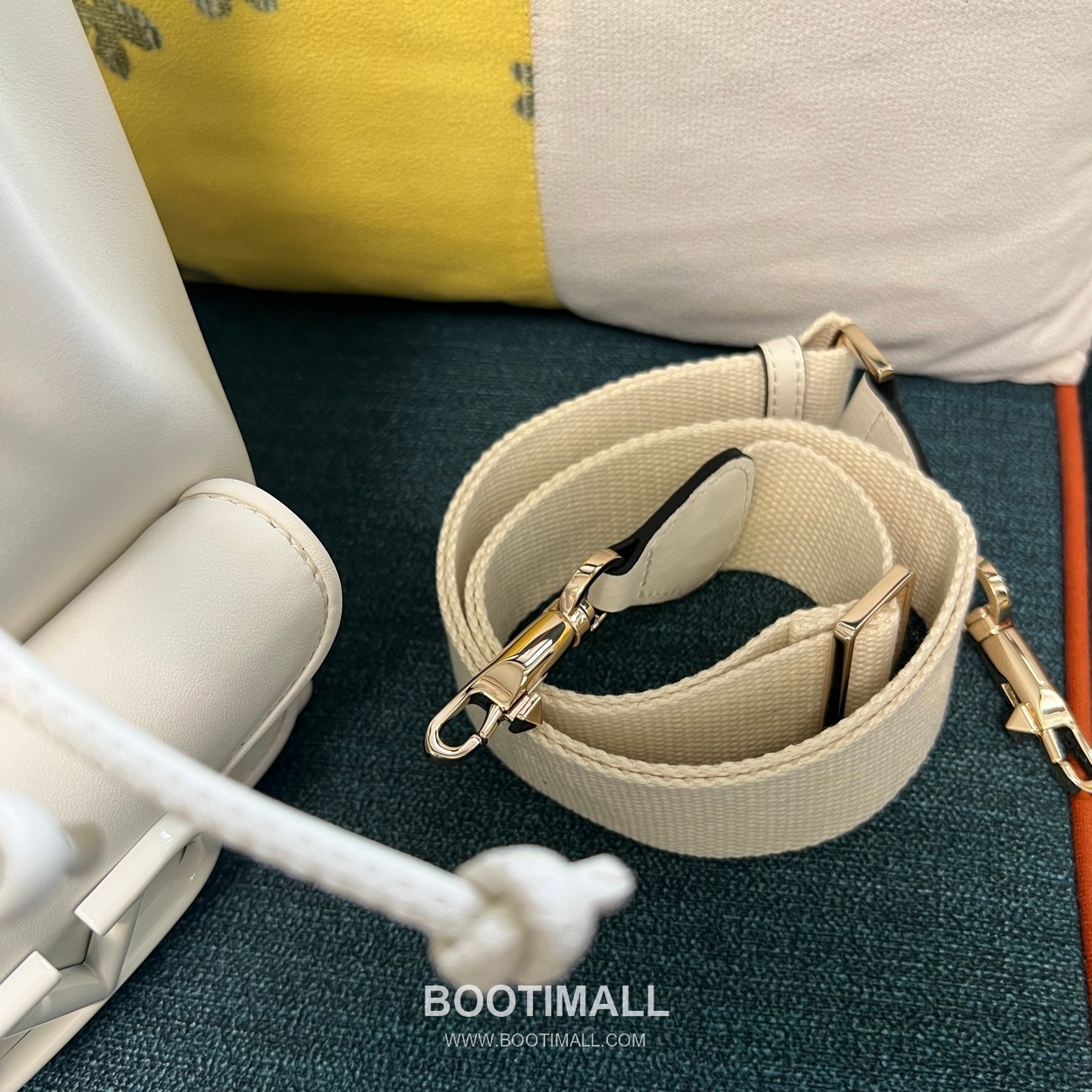 Valentino VLOGO Signature Leather Bucket Bag Ivory 발렌티노 브이로고 시그니처 레더 버킷백 아이보리 숄더백 21cm 16