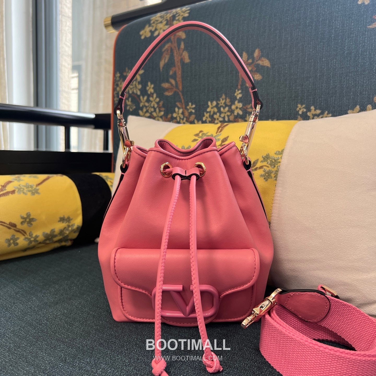 Valentino VLOGO Signature Leather Bucket Bag Ivory 발렌티노 브이로고 시그니처 레더 버킷백 아이보리 숄더백 21cm 8
