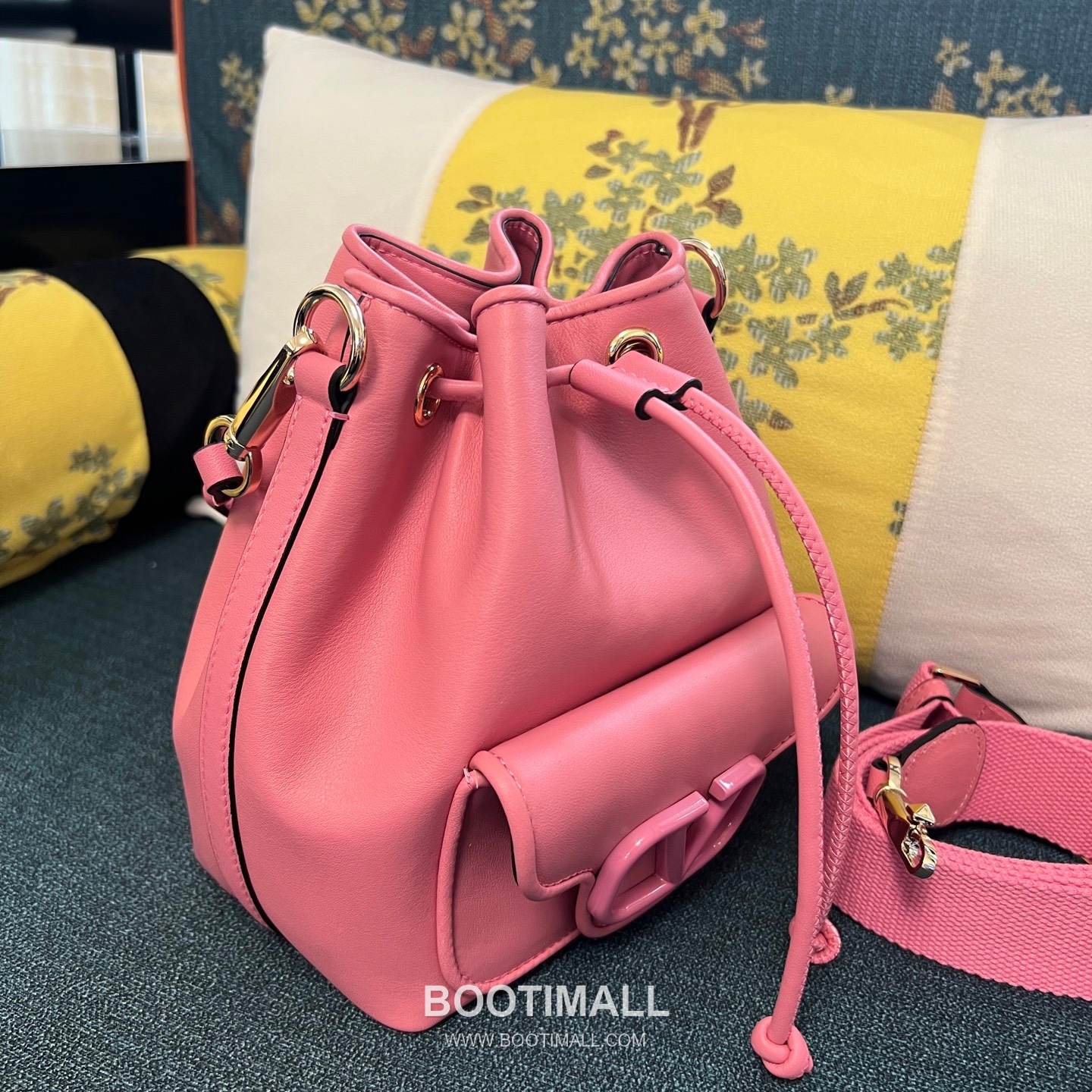 Valentino VLOGO Signature Leather Bucket Bag Ivory 발렌티노 브이로고 시그니처 레더 버킷백 아이보리 숄더백 21cm 9