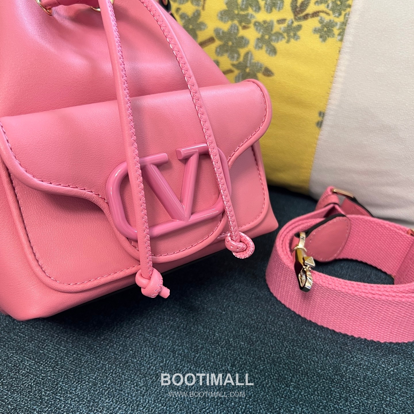 Valentino VLOGO Signature Leather Bucket Bag Ivory 발렌티노 브이로고 시그니처 레더 버킷백 아이보리 숄더백 21cm 10