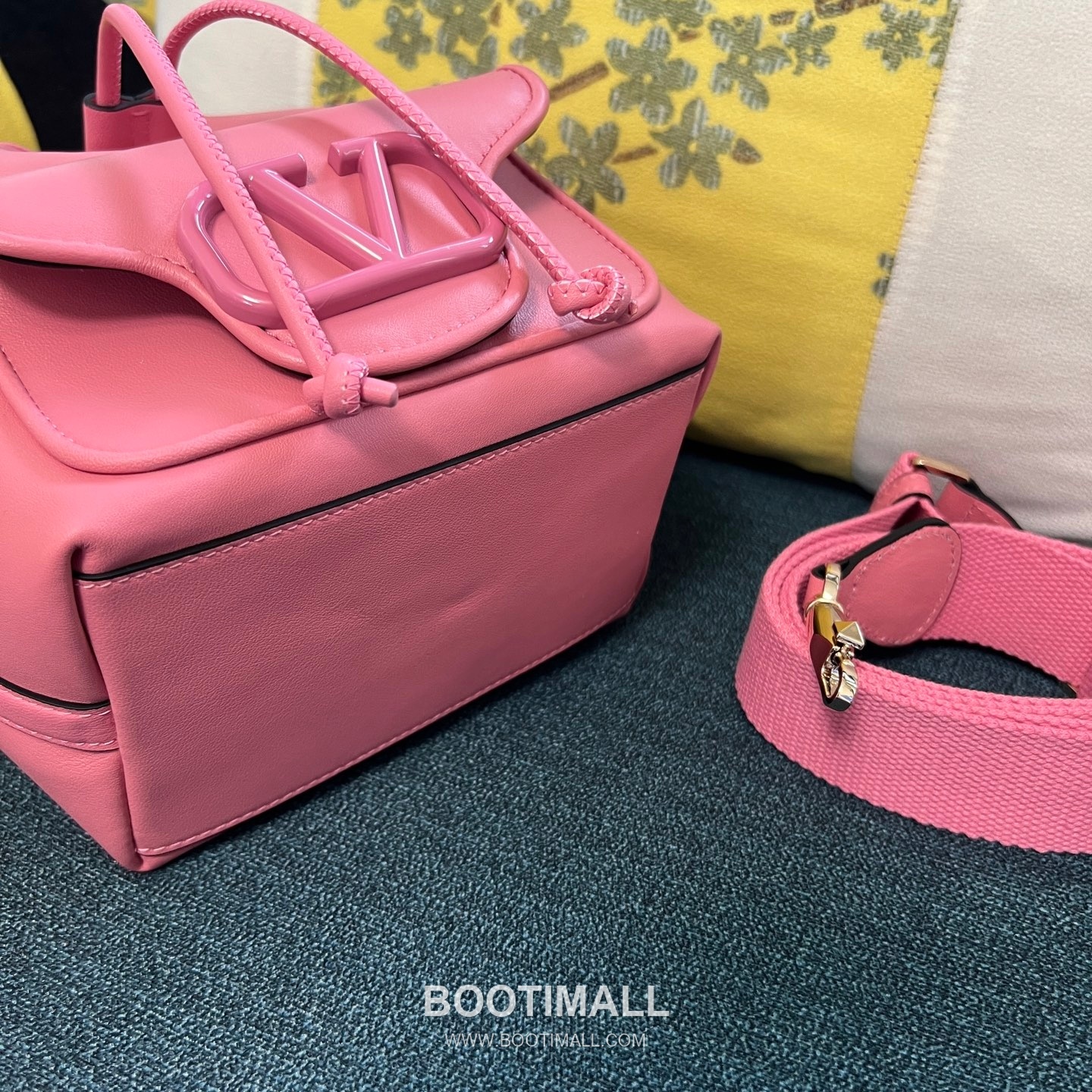 Valentino VLOGO Signature Leather Bucket Bag Ivory 발렌티노 브이로고 시그니처 레더 버킷백 아이보리 숄더백 21cm 11