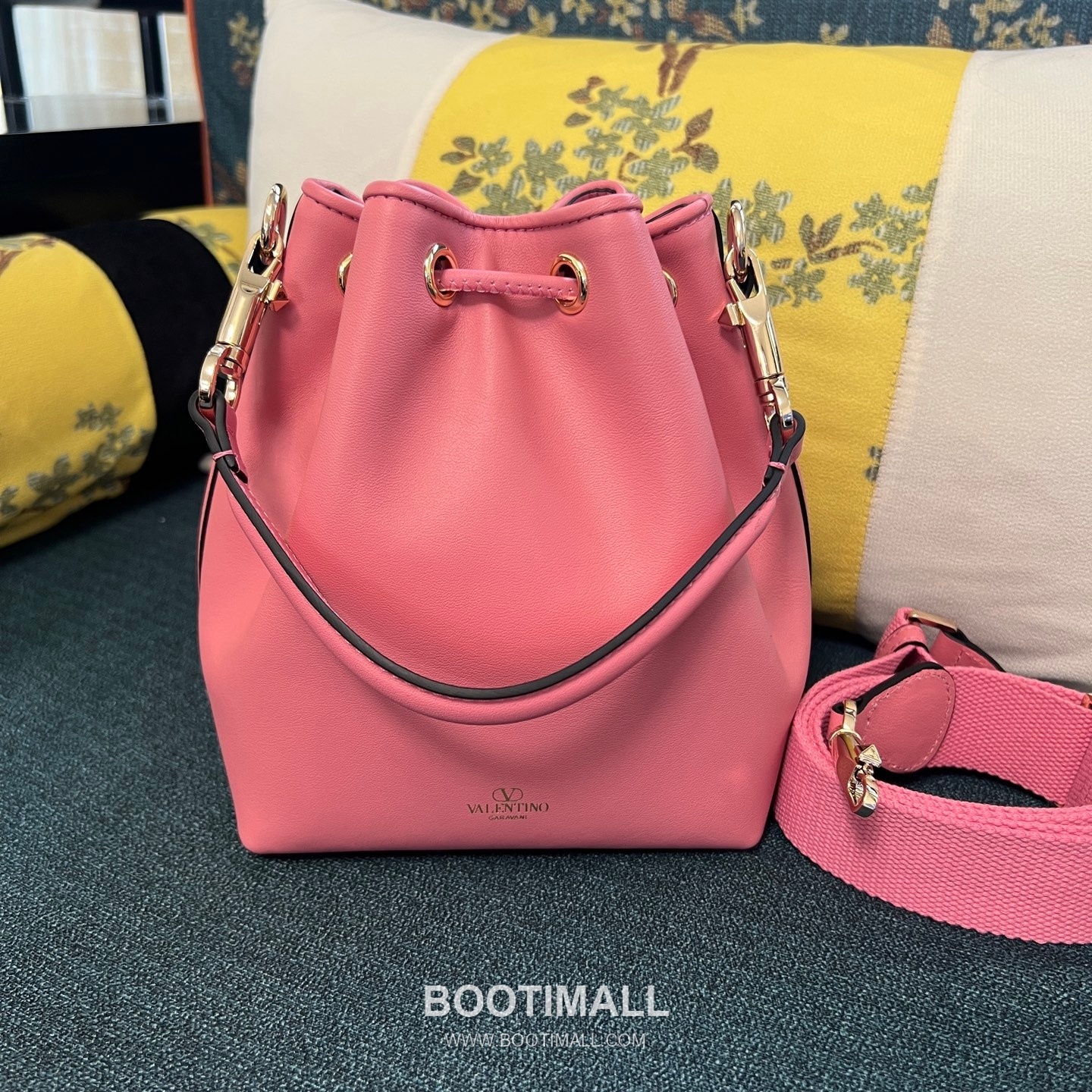 Valentino VLOGO Signature Leather Bucket Bag Ivory 발렌티노 브이로고 시그니처 레더 버킷백 아이보리 숄더백 21cm 12