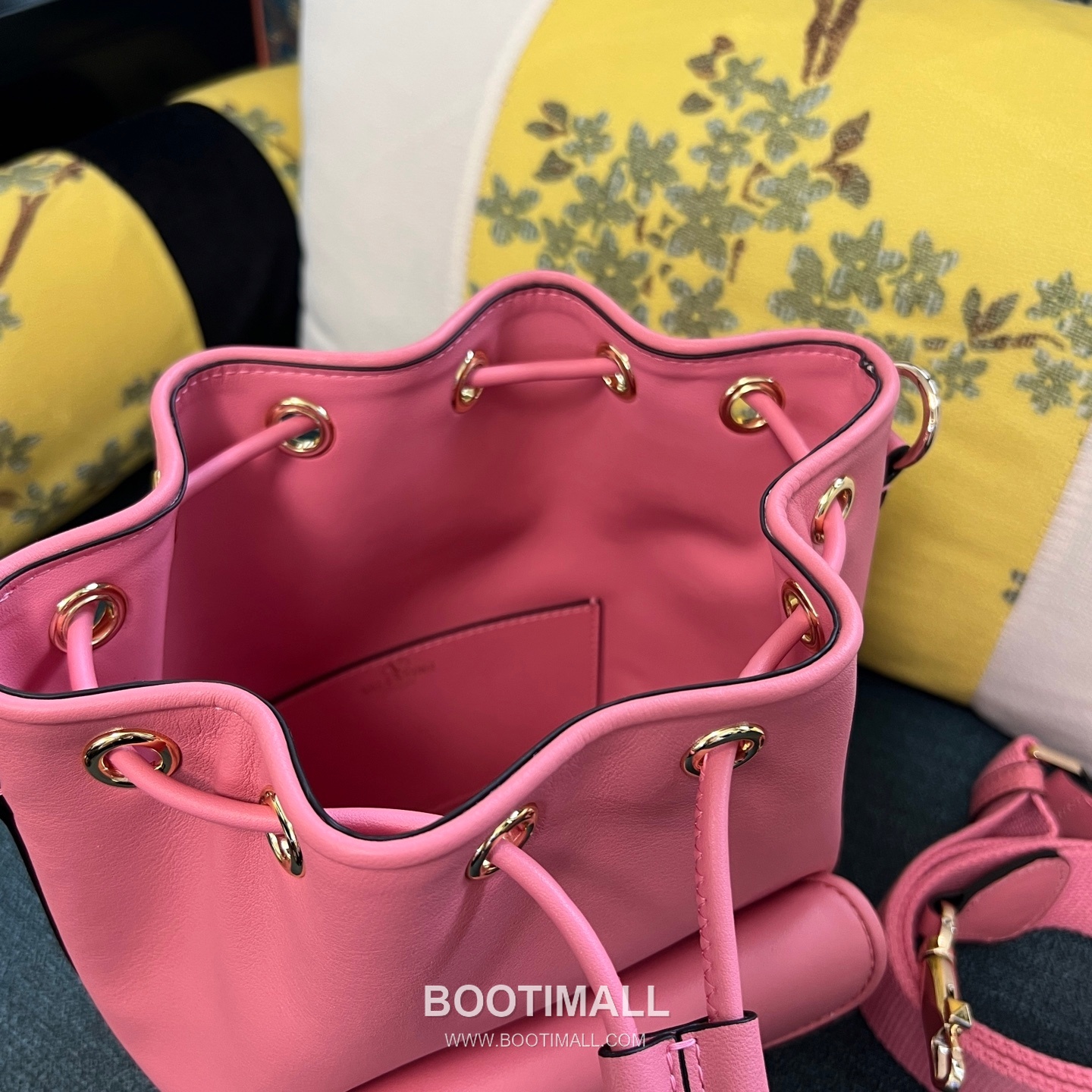 Valentino VLOGO Signature Leather Bucket Bag Ivory 발렌티노 브이로고 시그니처 레더 버킷백 아이보리 숄더백 21cm 14