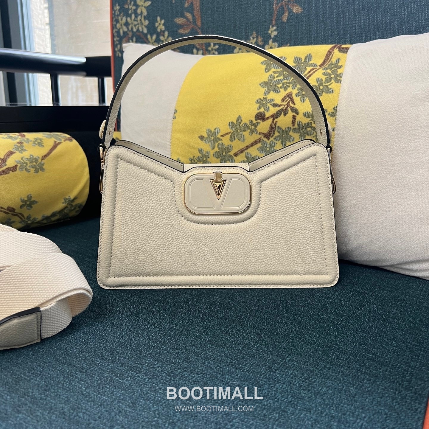 Valentino VLogo Signature Grainy Leather Ivory Shoulder Bag 발렌티노 V로고 시그니처 그레이니 레더 아이보리 숄더백 9