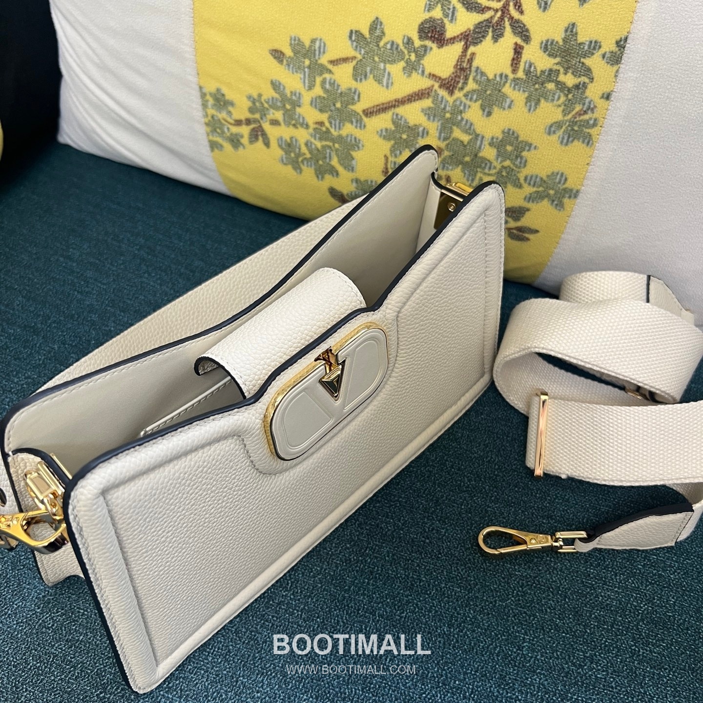 Valentino VLogo Signature Grainy Leather Ivory Shoulder Bag 발렌티노 V로고 시그니처 그레이니 레더 아이보리 숄더백 10