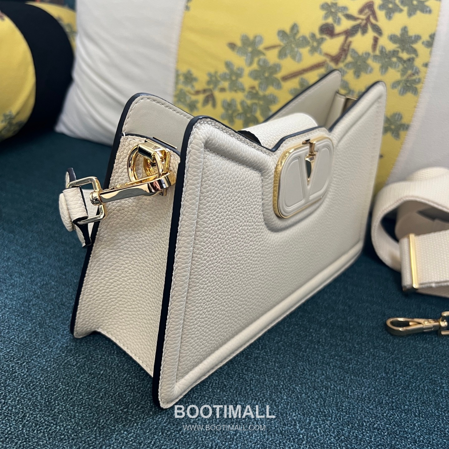 Valentino VLogo Signature Grainy Leather Ivory Shoulder Bag 발렌티노 V로고 시그니처 그레이니 레더 아이보리 숄더백 11