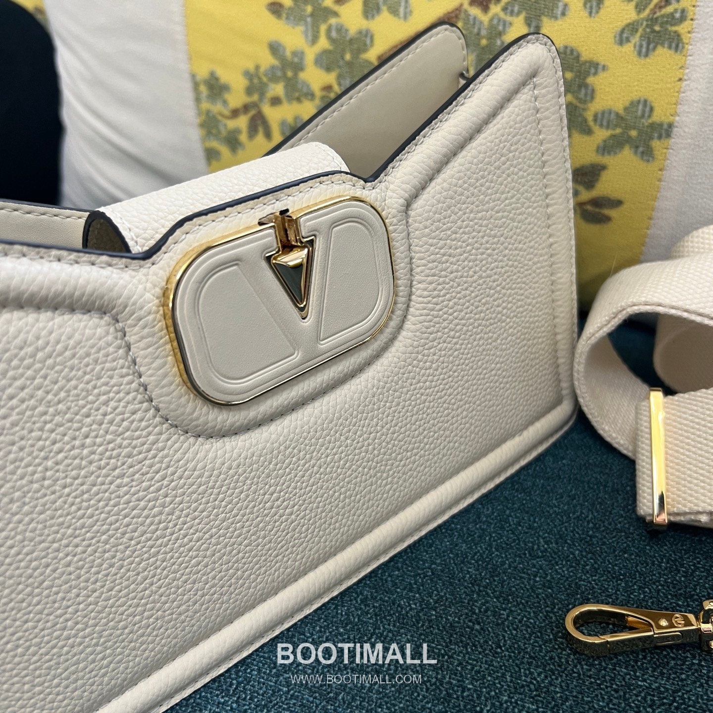 Valentino VLogo Signature Grainy Leather Ivory Shoulder Bag 발렌티노 V로고 시그니처 그레이니 레더 아이보리 숄더백 12