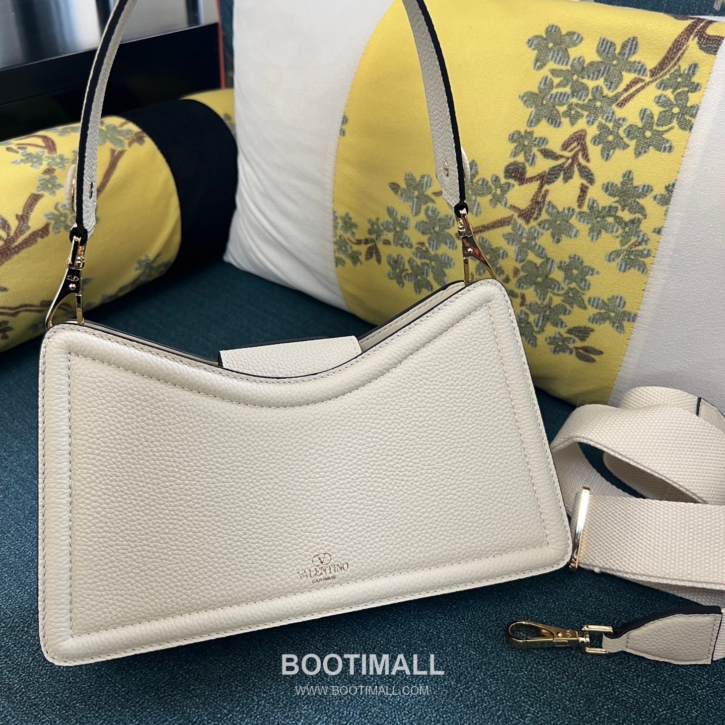 Valentino VLogo Signature Grainy Leather Ivory Shoulder Bag 발렌티노 V로고 시그니처 그레이니 레더 아이보리 숄더백 13