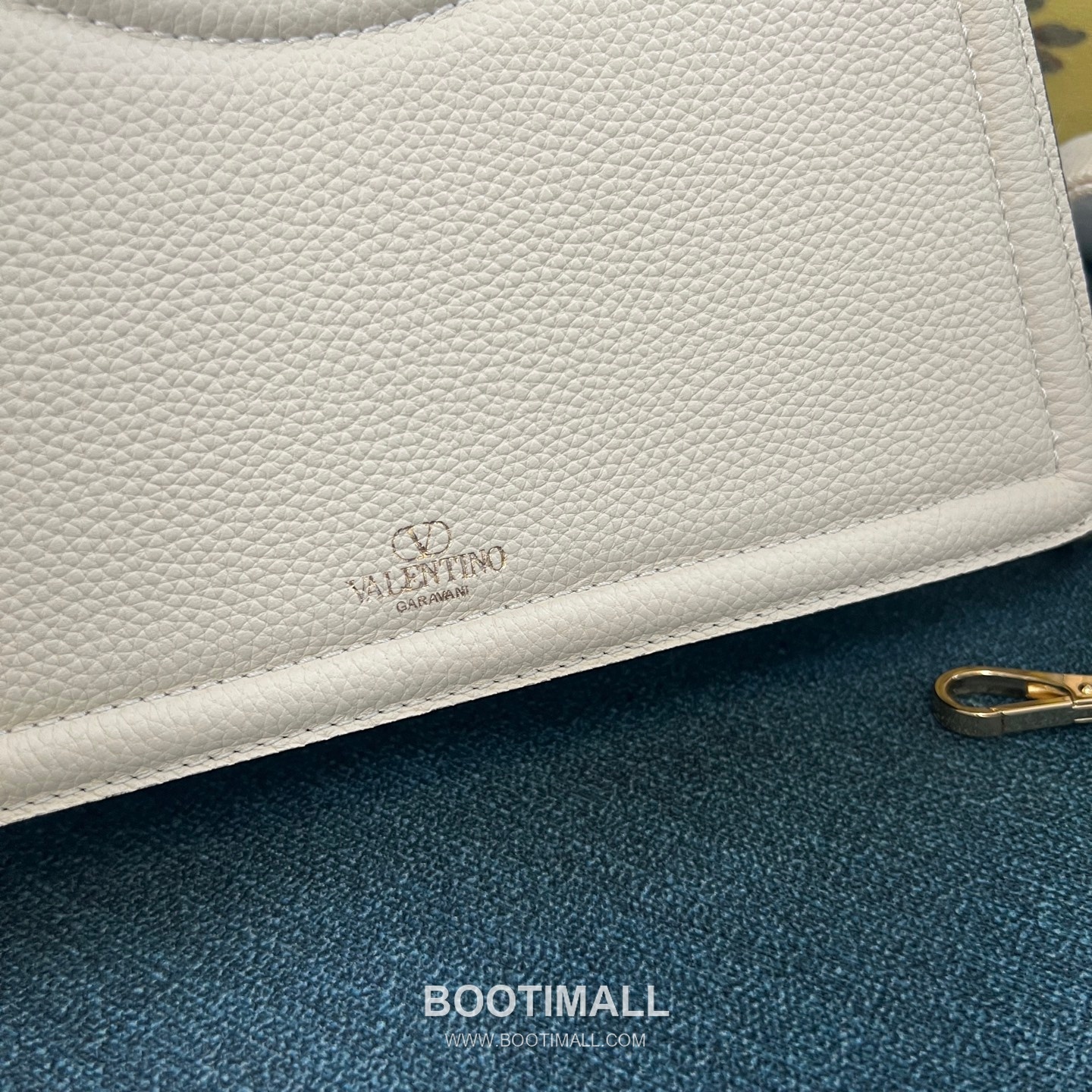 Valentino VLogo Signature Grainy Leather Ivory Shoulder Bag 발렌티노 V로고 시그니처 그레이니 레더 아이보리 숄더백 14