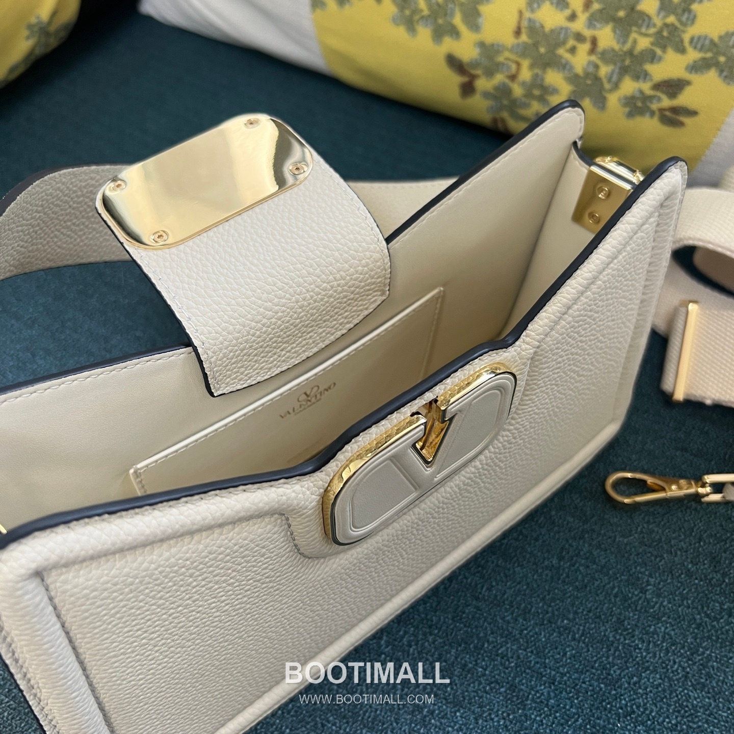 Valentino VLogo Signature Grainy Leather Ivory Shoulder Bag 발렌티노 V로고 시그니처 그레이니 레더 아이보리 숄더백 15
