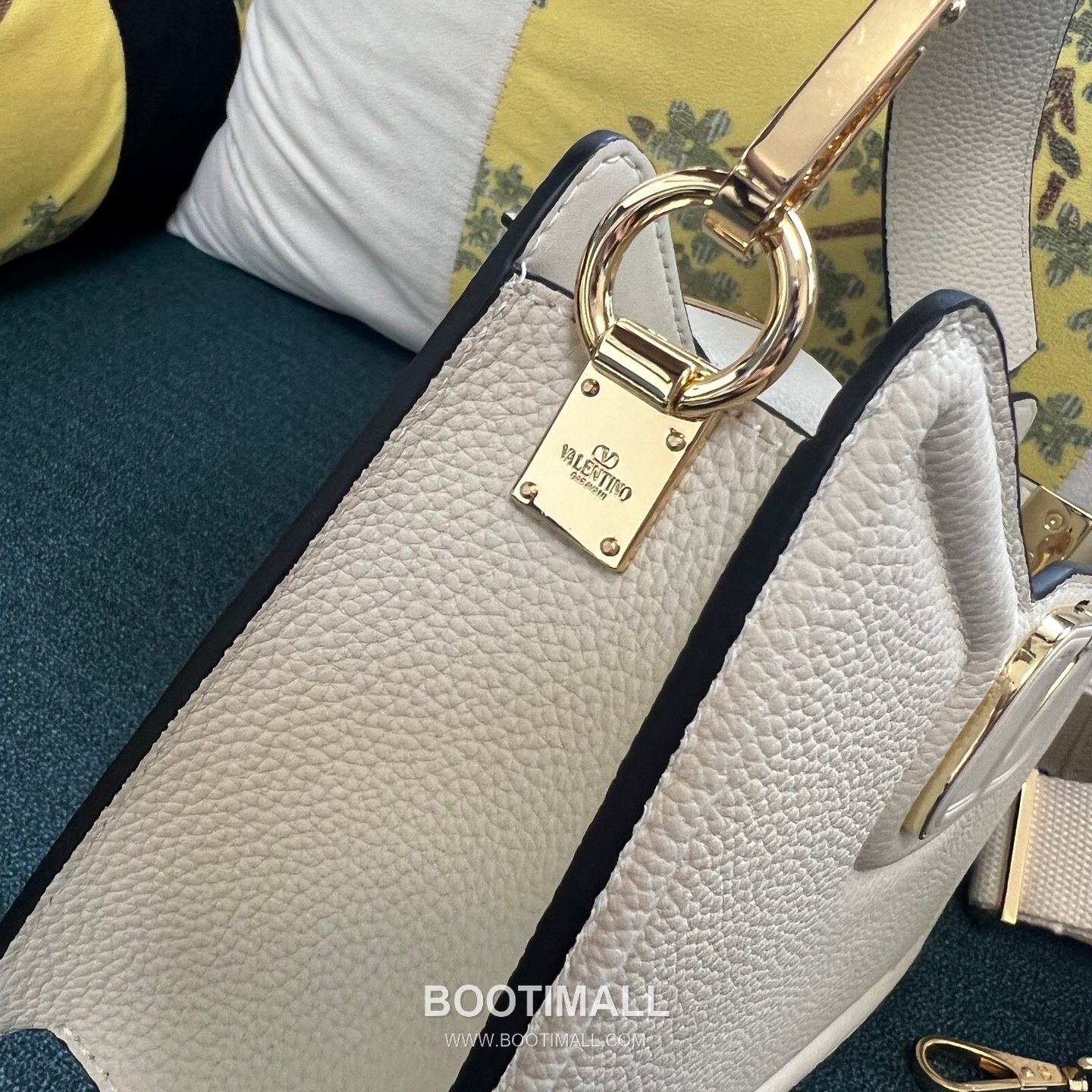Valentino VLogo Signature Grainy Leather Ivory Shoulder Bag 발렌티노 V로고 시그니처 그레이니 레더 아이보리 숄더백 17