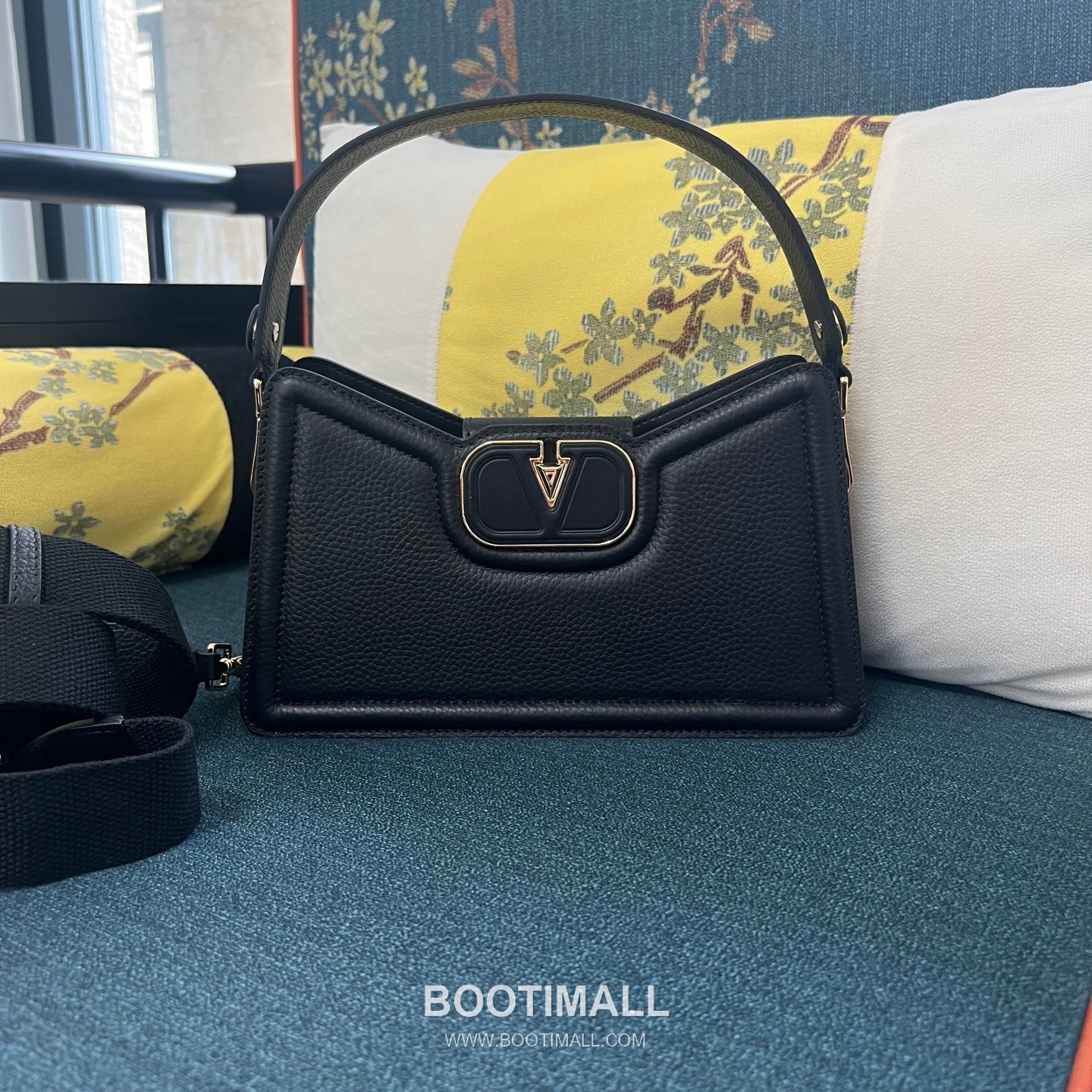 Valentino VLogo Signature Grainy Leather Ivory Shoulder Bag 발렌티노 V로고 시그니처 그레이니 레더 아이보리 숄더백 9